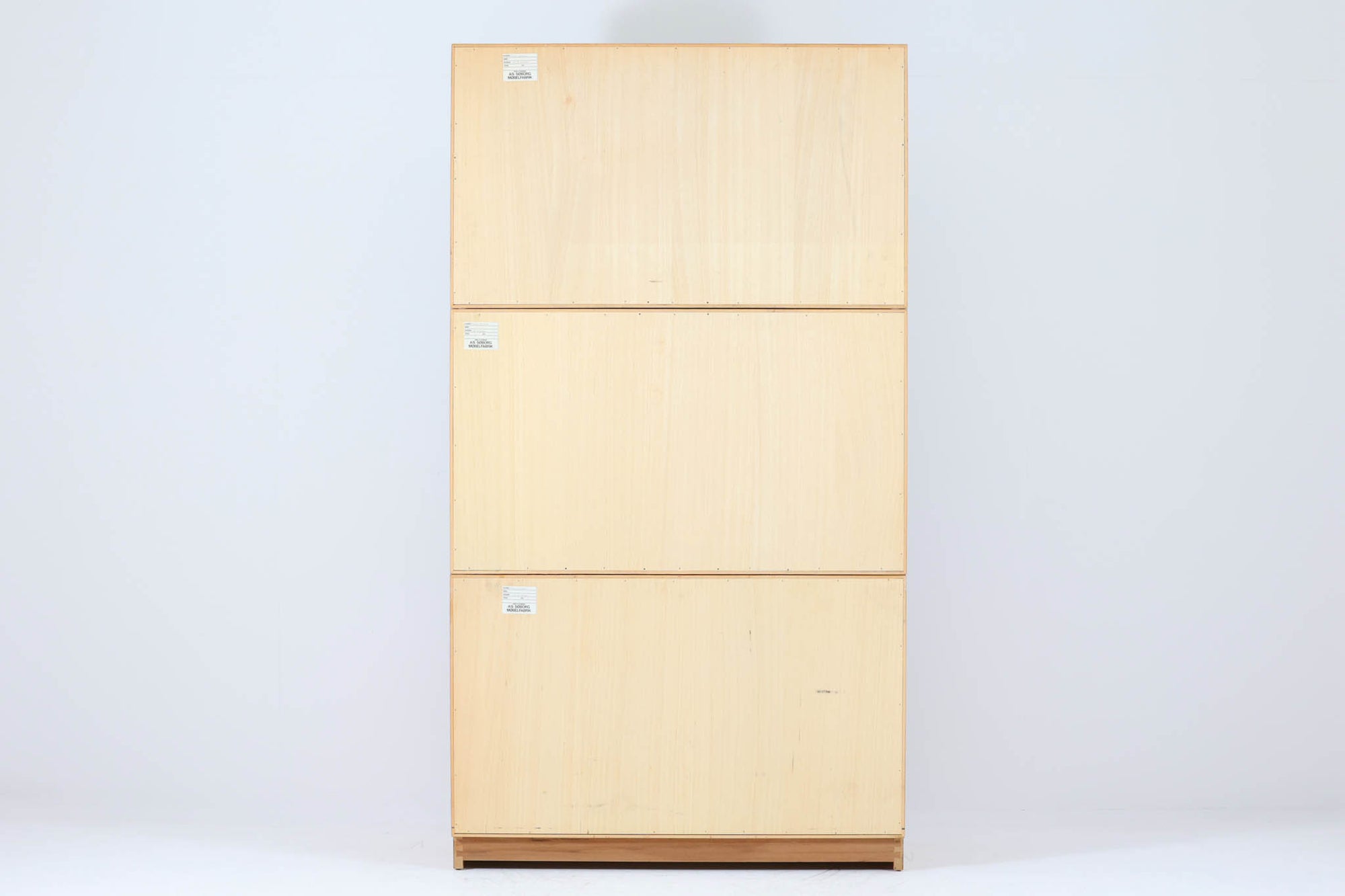 Borge mogensenがSoborg社のためにデザインしたユニットシェルフをご紹介いたします。このシェルフは、高品質なオーク材が用いられており、ナチュラルな風合いが特徴的です。ガラス扉が採用されており、食器棚としてもご使用いただけます。また、使う環境に応じて2段にしたりなど、柔軟なレイアウトが可能です。この特徴により、住む人の環境や生活人数が変わっても、長くご使用いただけると思います。