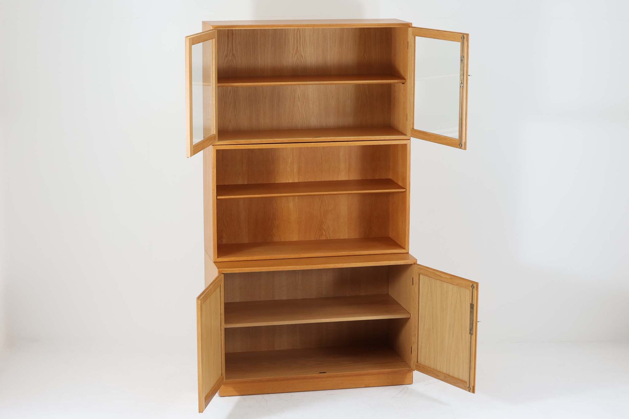 Borge mogensenがSoborg社のためにデザインしたユニットシェルフをご紹介いたします。このシェルフは、高品質なオーク材が用いられており、ナチュラルな風合いが特徴的です。ガラス扉が採用されており、食器棚としてもご使用いただけます。また、使う環境に応じて2段にしたりなど、柔軟なレイアウトが可能です。この特徴により、住む人の環境や生活人数が変わっても、長くご使用いただけると思います。