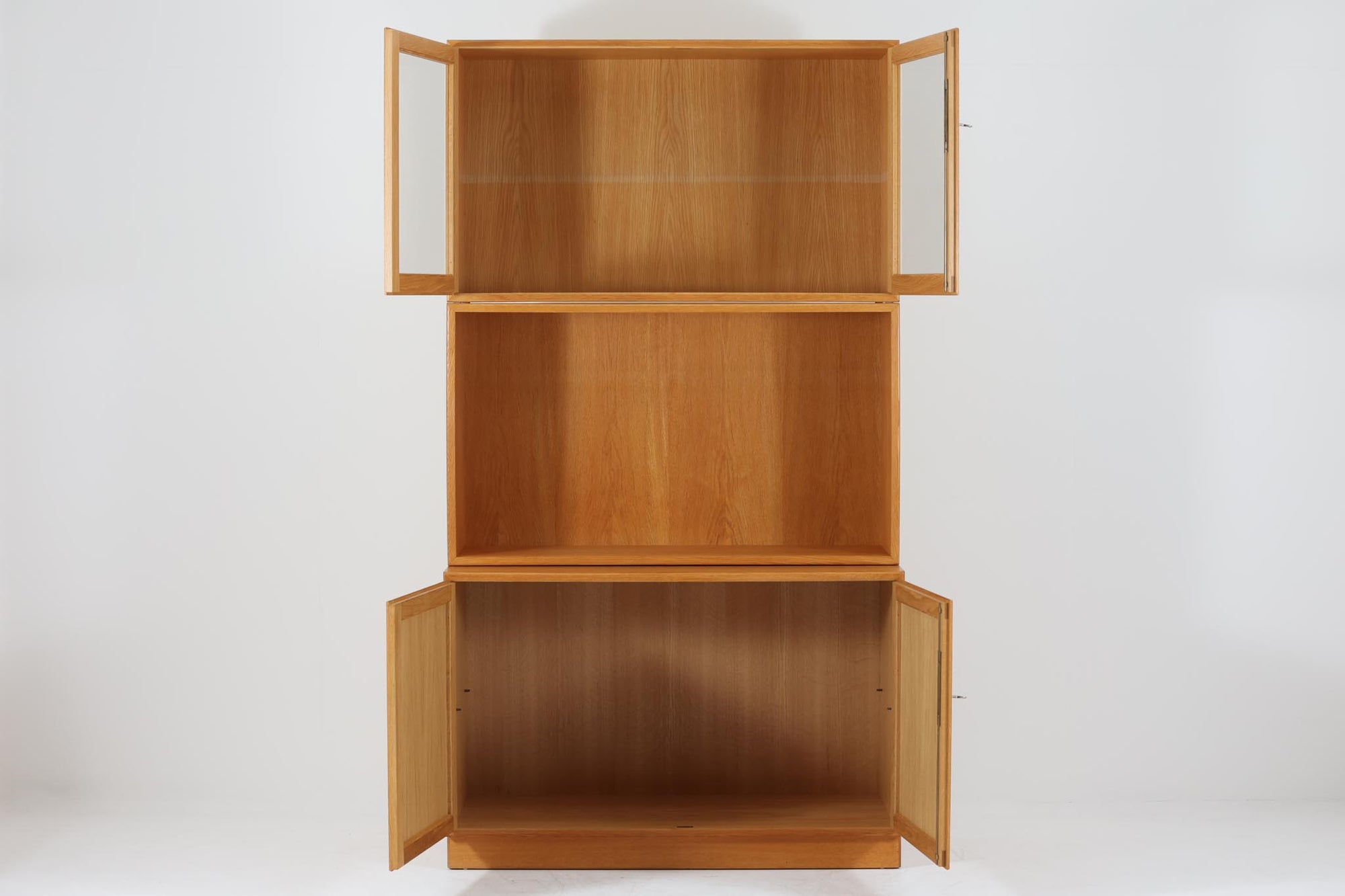 Borge mogensenがSoborg社のためにデザインしたユニットシェルフをご紹介いたします。このシェルフは、高品質なオーク材が用いられており、ナチュラルな風合いが特徴的です。ガラス扉が採用されており、食器棚としてもご使用いただけます。また、使う環境に応じて2段にしたりなど、柔軟なレイアウトが可能です。この特徴により、住む人の環境や生活人数が変わっても、長くご使用いただけると思います。