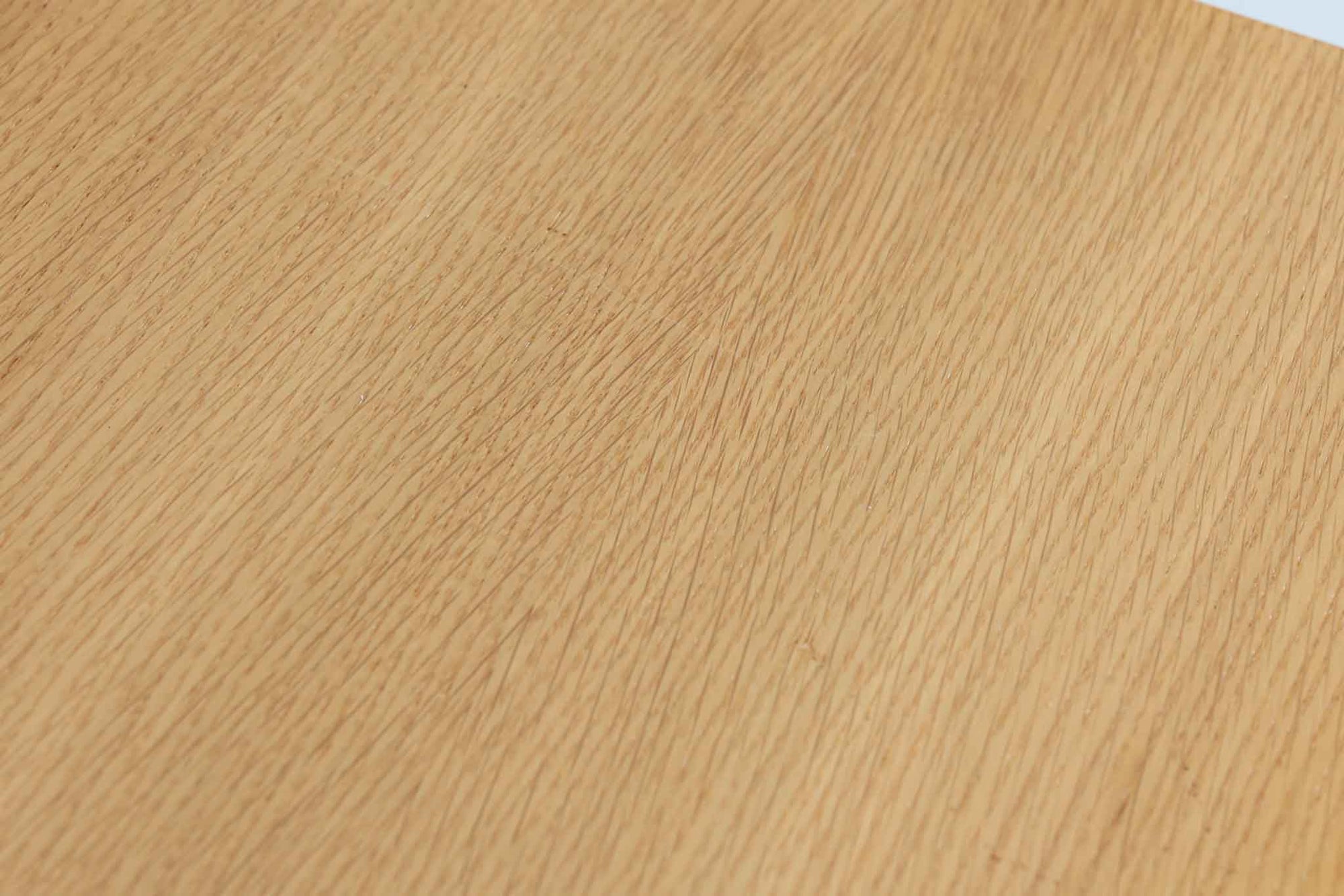 Borge mogensenがSoborg社のためにデザインしたユニットシェルフをご紹介いたします。このシェルフは、高品質なオーク材が用いられており、ナチュラルな風合いが特徴的です。ガラス扉が採用されており、食器棚としてもご使用いただけます。また、使う環境に応じて2段にしたりなど、柔軟なレイアウトが可能です。この特徴により、住む人の環境や生活人数が変わっても、長くご使用いただけると思います。