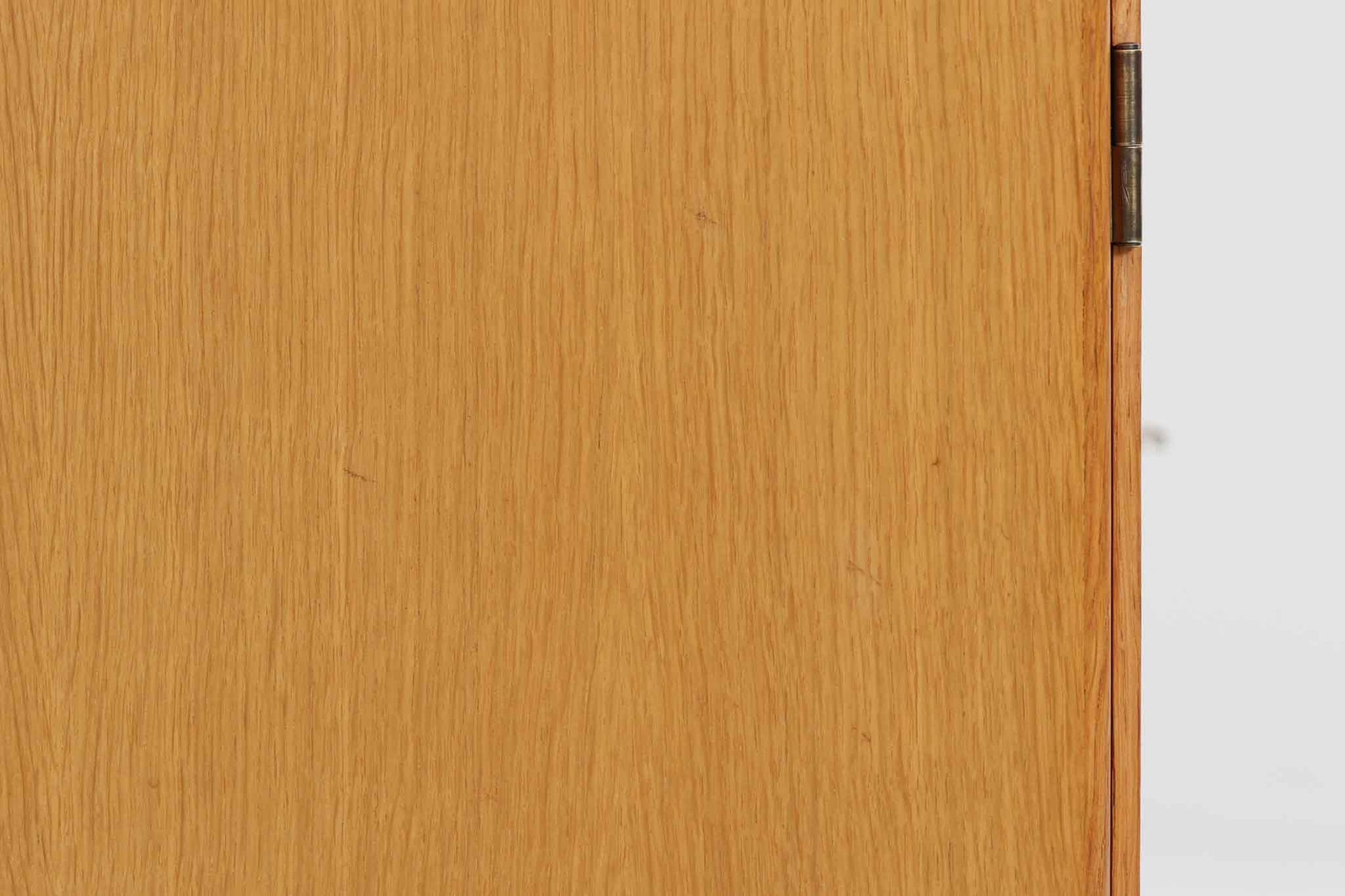 Borge mogensenがSoborg社のためにデザインしたユニットシェルフをご紹介いたします。このシェルフは、高品質なオーク材が用いられており、ナチュラルな風合いが特徴的です。ガラス扉が採用されており、食器棚としてもご使用いただけます。また、使う環境に応じて2段にしたりなど、柔軟なレイアウトが可能です。この特徴により、住む人の環境や生活人数が変わっても、長くご使用いただけると思います。