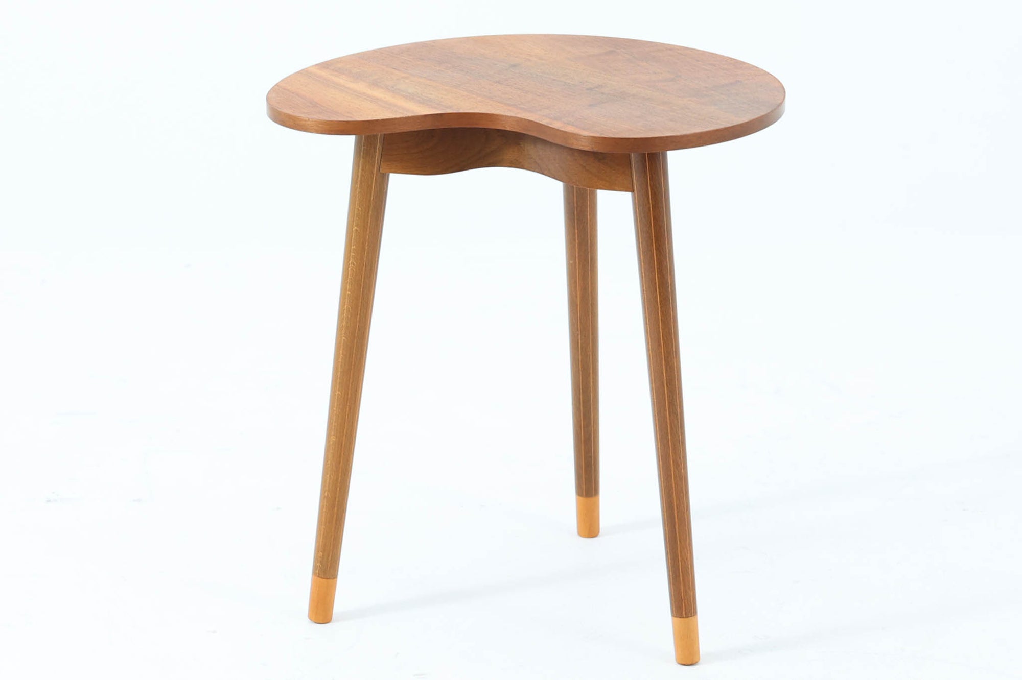 北欧より買い付けたサイドテーブルです。ビンテージ家具ならではの3本脚で、お洒落な形の天板が素敵です。脚のデザインなどGorm mobler社のクオリティーの高い作品です。また、天板裏には灰皿がございます。アクセサリーケースとしても使用出来そうです。