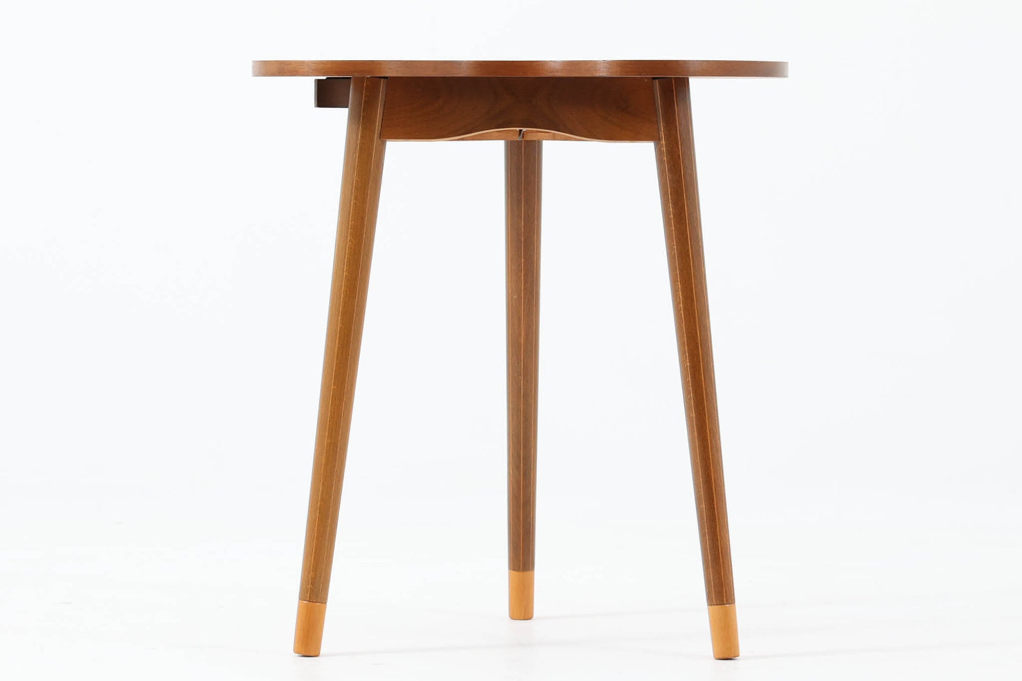 北欧より買い付けたサイドテーブルです。ビンテージ家具ならではの3本脚で、お洒落な形の天板が素敵です。脚のデザインなどGorm mobler社のクオリティーの高い作品です。また、天板裏には灰皿がございます。アクセサリーケースとしても使用出来そうです。