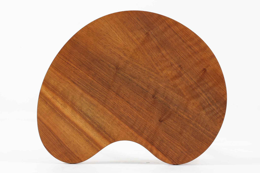 北欧より買い付けたサイドテーブルです。ビンテージ家具ならではの3本脚で、お洒落な形の天板が素敵です。脚のデザインなどGorm Mobler社のクオリティーの高い作品です。また、天板裏には灰皿がございます。アクセサリーケースとしても使用出来そうです。
