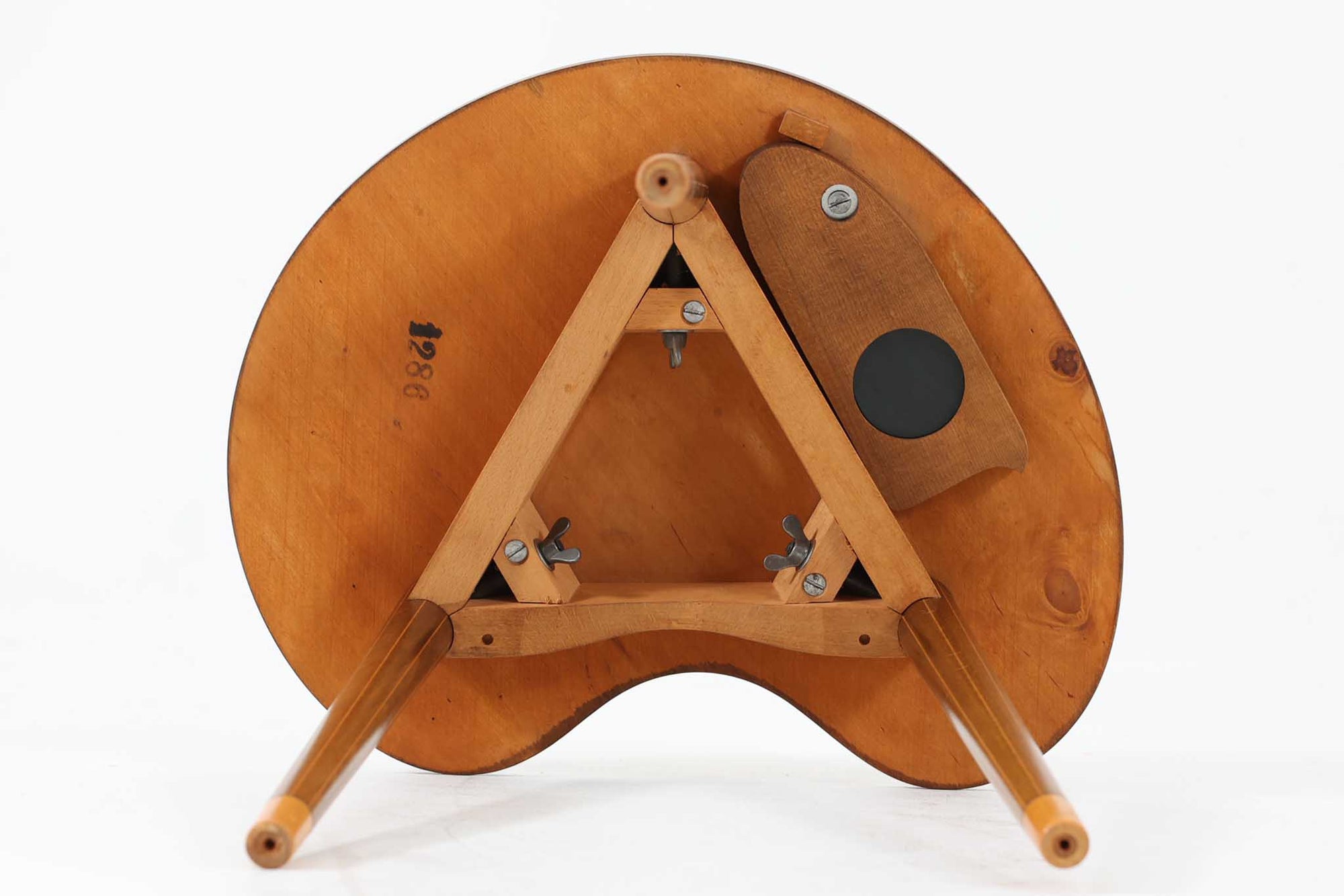 北欧より買い付けたサイドテーブルです。ビンテージ家具ならではの3本脚で、お洒落な形の天板が素敵です。脚のデザインなどGorm mobler社のクオリティーの高い作品です。また、天板裏には灰皿がございます。アクセサリーケースとしても使用出来そうです。