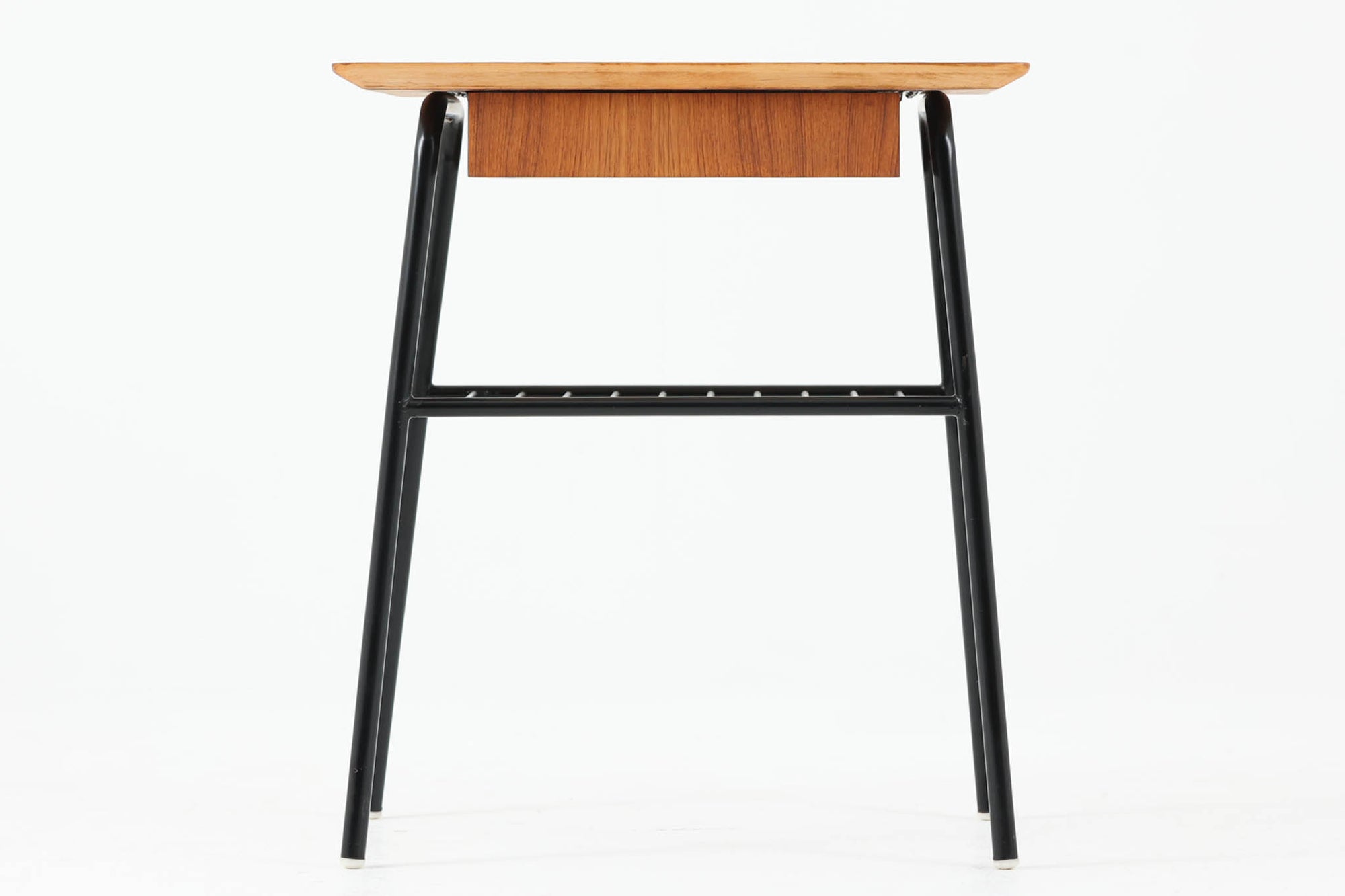 サイドチェストです。ブラックペイントのスチール脚とチーク材の天板が組み合わさり、スウェーデン家具ならではの洗練されたデザインをお楽しみいただけます。引き出しも付いており、使い勝手も良好です。少し使用感はございますが、ビンテージ品ならではの雰囲気です。