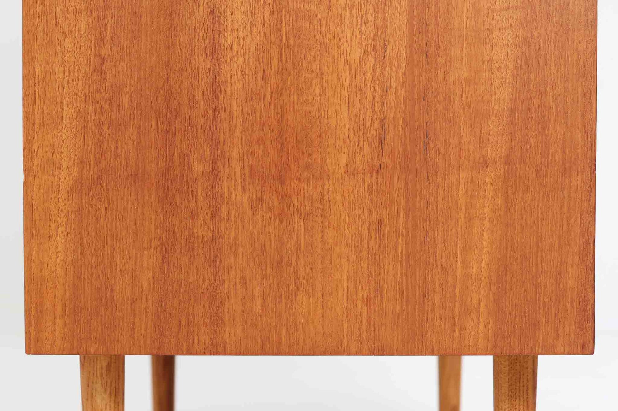 シンプルなデザインの4段チェストです。本体には良質なチーク材が使用されています。