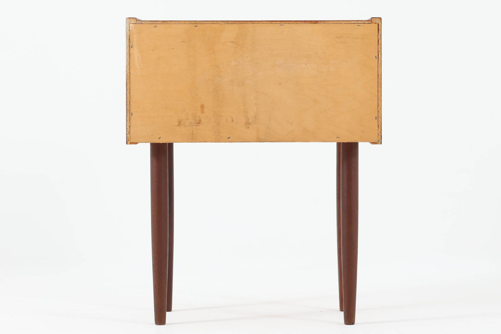 北欧より買い付けた2段チェストです。チーク材を使用された本体は高級感がございます。長めの脚が付いており、スタイリッシュな印象を受けます。コンパクトながらも十分な収納力を持ち、どんなお部屋にも調和しやすいサイズです。