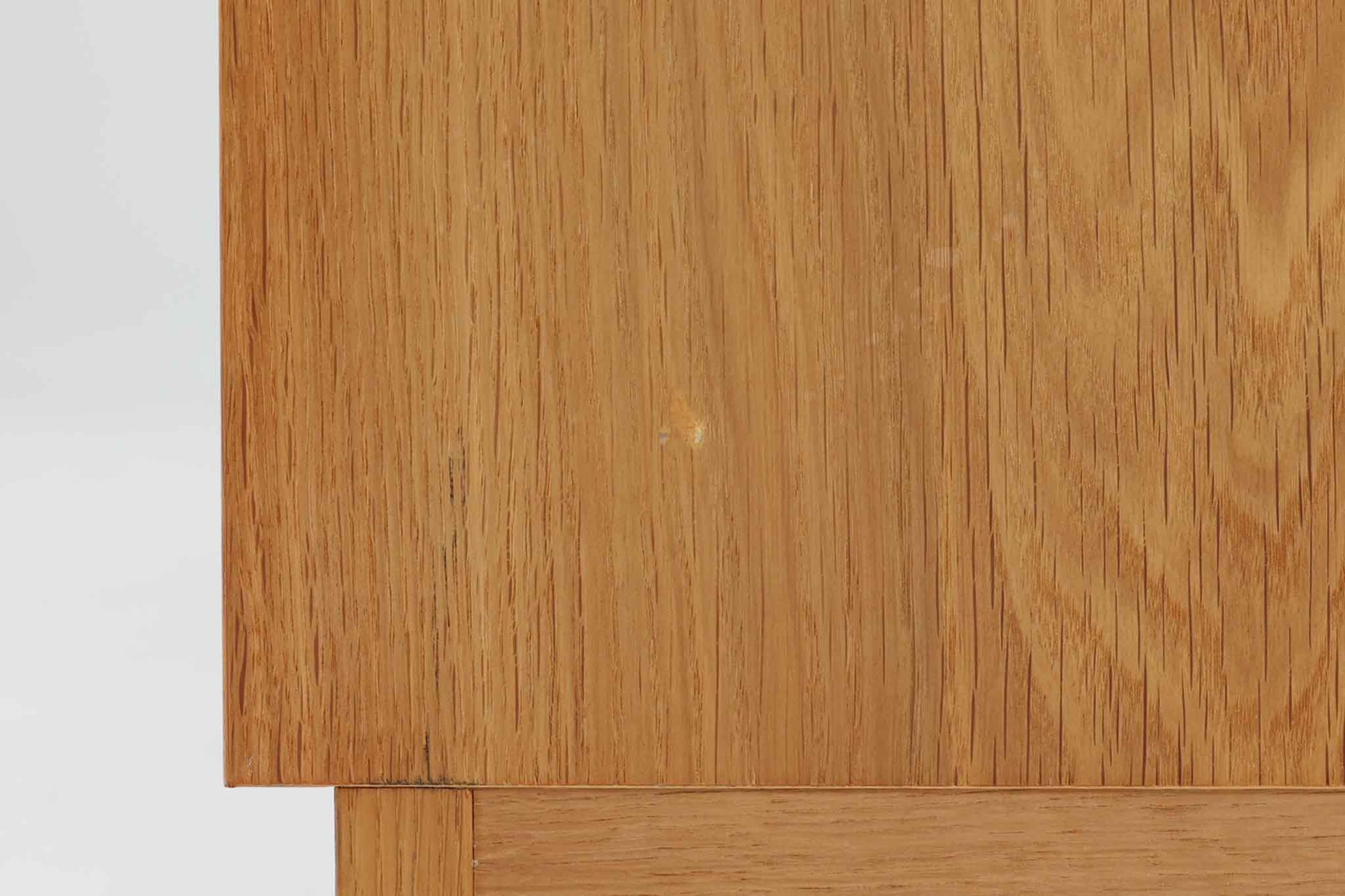 Hundevad &amp; Co社製の造りが良いブックシェルフです。良質なオーク材が使用されています。大型で様々な本が収納可能です。Poul Hundevadならではの棚板前面のスリットとタボが見えない設計により非常にすっきりとした印象に仕上がっています。本