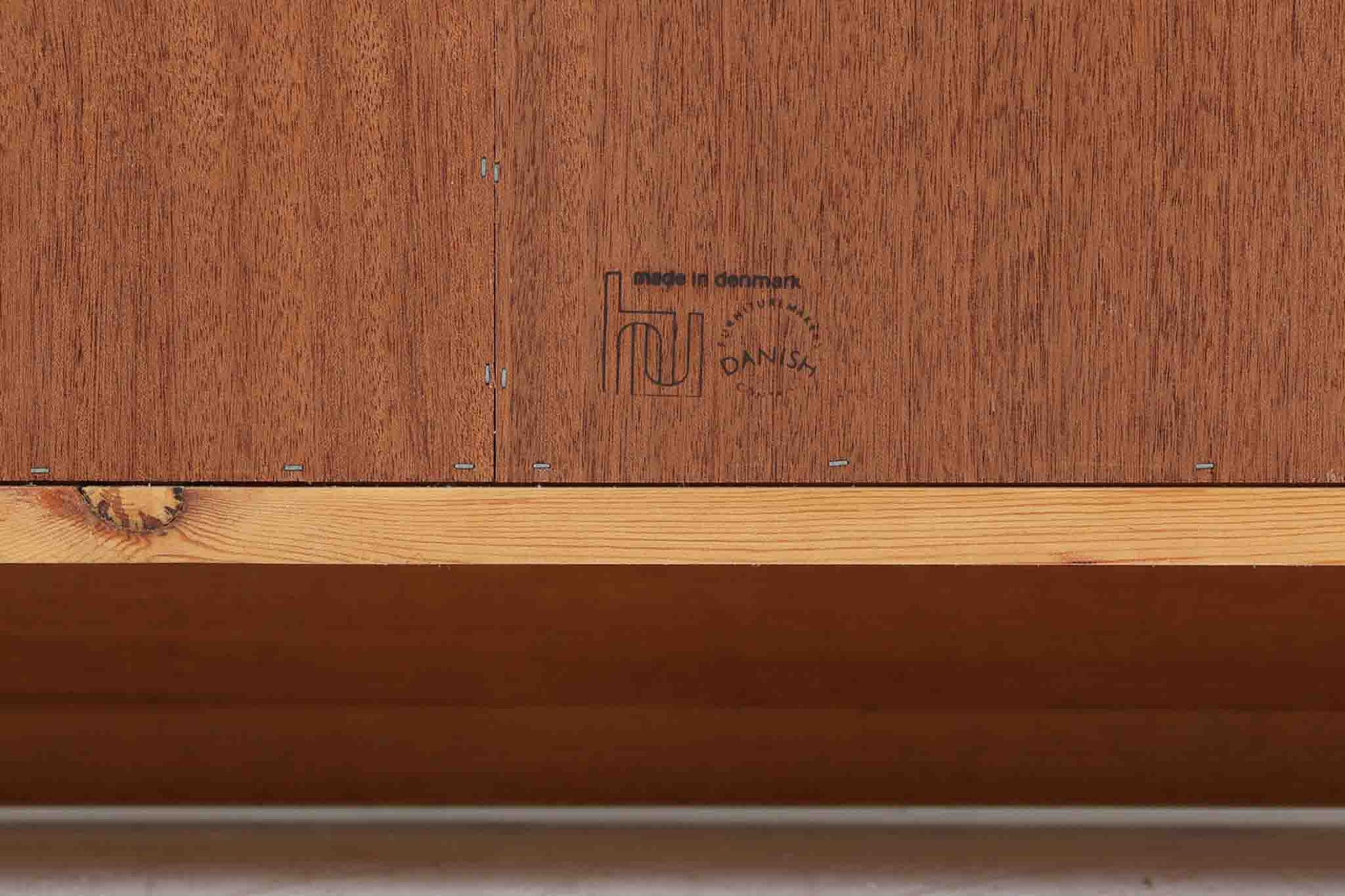 Hundevad &amp; Co社製の造りが良いブックシェルフです。良質なオーク材が使用されています。大型で様々な本が収納可能です。Poul Hundevadならではの棚板前面のスリットとタボが見えない設計により非常にすっきりとした印象に仕上がっています。本