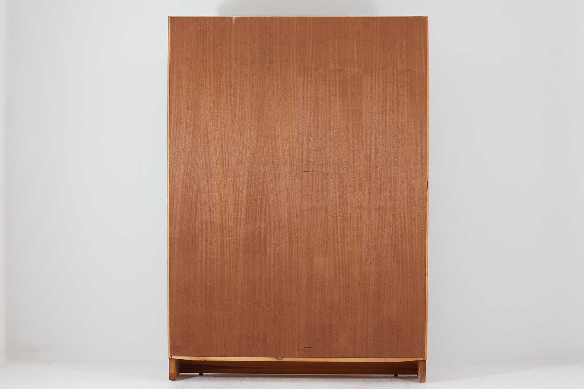 Hundevad &amp; Co社製の造りが良いブックシェルフです。良質なオーク材が使用されています。大型で様々な本が収納可能です。Poul Hundevadならではの棚板前面のスリットとタボが見えない設計により非常にすっきりとした印象に仕上がっています。本