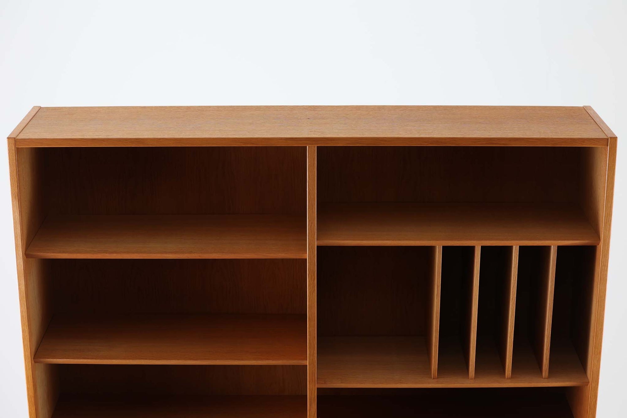 Hundevad &amp; Co社製の造りが良いブックシェルフです。良質なオーク材が使用されています。大型で様々な本が収納可能です。Poul Hundevadならではの棚板前面のスリットとタボが見えない設計により非常にすっきりとした印象に仕上がっています。本