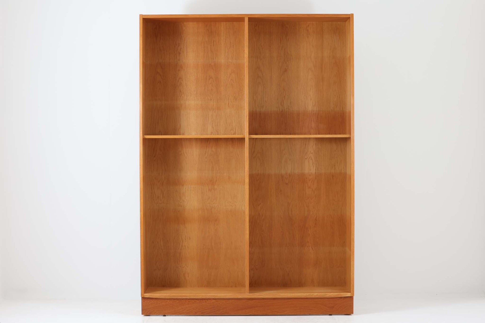 Hundevad &amp; Co社製の造りが良いブックシェルフです。良質なオーク材が使用されています。大型で様々な本が収納可能です。Poul Hundevadならではの棚板前面のスリットとタボが見えない設計により非常にすっきりとした印象に仕上がっています。本