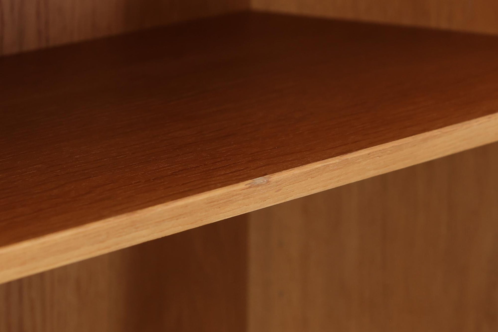 Hundevad &amp; Co社製の造りが良いブックシェルフです。良質なオーク材が使用されています。大型で様々な本が収納可能です。Poul Hundevadならではの棚板前面のスリットとタボが見えない設計により非常にすっきりとした印象に仕上がっています。本