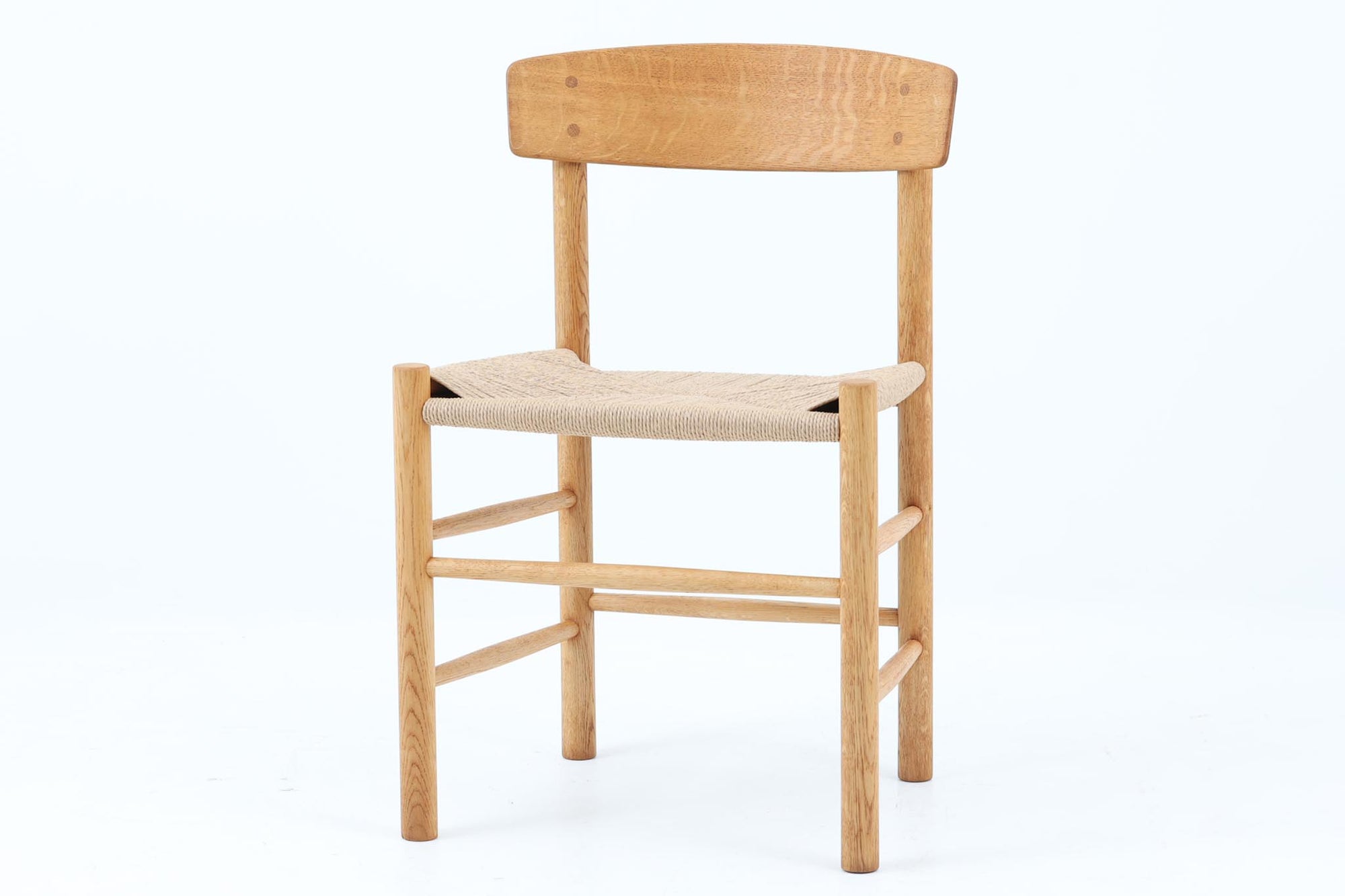 J39は1956年にデザインされ、そのシンプルで頑丈なデザインで広く知られ、「The People's Chair（人々の椅子）」としても呼ばれています。現在はFredericia社から販売されていますが、こちらは初期のFDB mobler社製のものです。経年変化により色味が変わったオーク材が魅力的です。ペーパーコードを剥がさないと見えませんが、製造年(1974年10月2日)が記載されたFDB社の刻印があります。