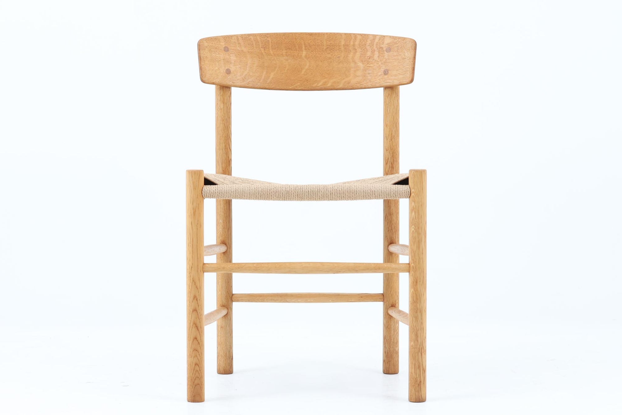 J39は1956年にデザインされ、そのシンプルで頑丈なデザインで広く知られ、「The People's Chair（人々の椅子）」としても呼ばれています。現在はFredericia社から販売されていますが、こちらは初期のFDB mobler社製のものです。経年変化により色味が変わったオーク材が魅力的です。ペーパーコードを剥がさないと見えませんが、製造年(1974年10月2日)が記載されたFDB社の刻印があります。