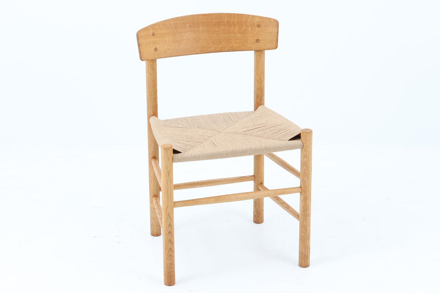 J39は1956年にデザインされ、そのシンプルで頑丈なデザインで広く知られ、「The People's Chair（人々の椅子）」としても呼ばれています。現在はFredericia社から販売されていますが、こちらは初期のFDB mobler社製のものです。経年変化により色味が変わったオーク材が魅力的です。ペーパーコードを剥がさないと見えませんが、製造年(1974年10月2日)が記載されたFDB社の刻印があります。