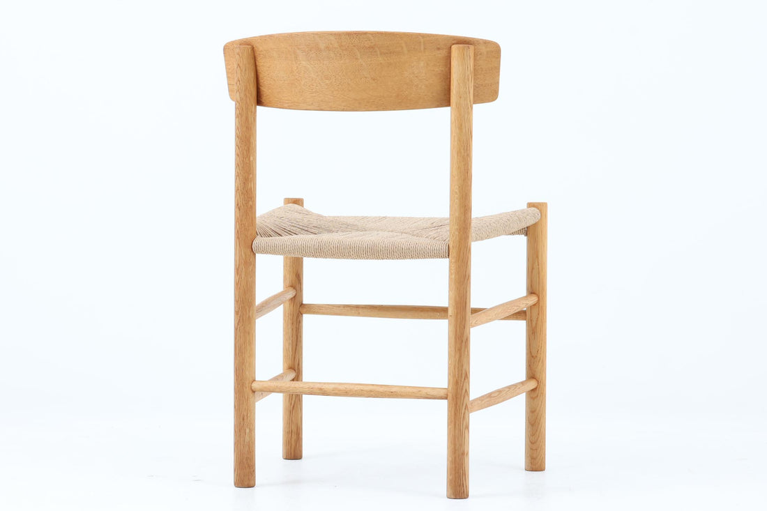 J39は1956年にデザインされ、そのシンプルで頑丈なデザインで広く知られ、「The People's Chair（人々の椅子）」としても呼ばれています。現在はFredericia社から販売されていますが、こちらは初期のFDB mobler社製のものです。経年変化により色味が変わったオーク材が魅力的です。ペーパーコードを剥がさないと見えませんが、製造年(1974年10月2日)が記載されたFDB社の刻印があります。