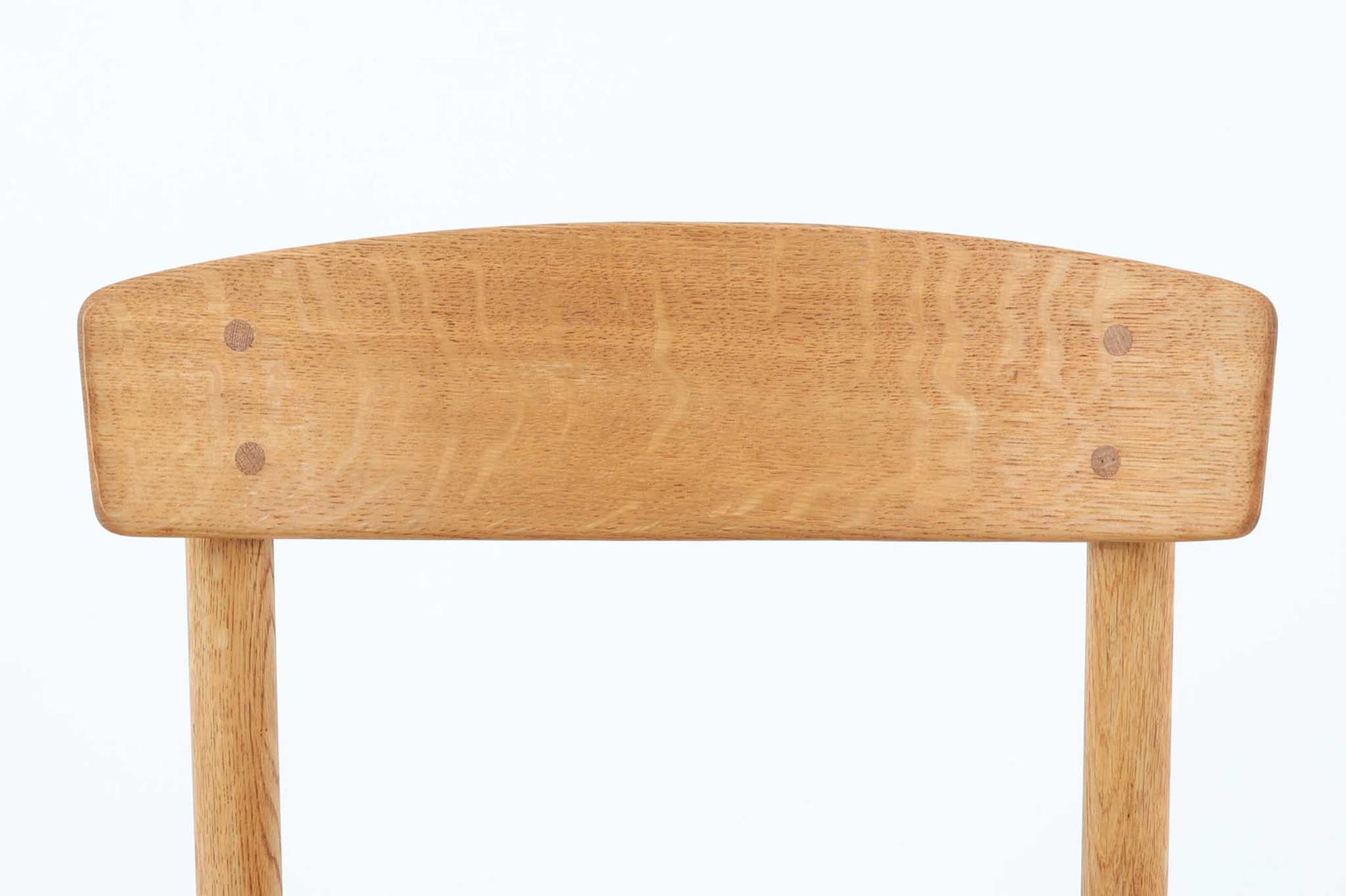 J39は1956年にデザインされ、そのシンプルで頑丈なデザインで広く知られ、「The People's Chair（人々の椅子）」としても呼ばれています。現在はFredericia社から販売されていますが、こちらは初期のFDB mobler社製のものです。経年変化により色味が変わったオーク材が魅力的です。ペーパーコードを剥がさないと見えませんが、製造年(1974年10月2日)が記載されたFDB社の刻印があります。