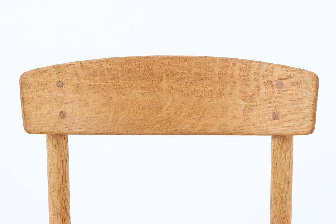 J39は1956年にデザインされ、そのシンプルで頑丈なデザインで広く知られ、「The People's Chair（人々の椅子）」としても呼ばれています。現在はFredericia社から販売されていますが、こちらは初期のFDB mobler社製のものです。経年変化により色味が変わったオーク材が魅力的です。ペーパーコードを剥がさないと見えませんが、製造年(1974年10月2日)が記載されたFDB社の刻印があります。