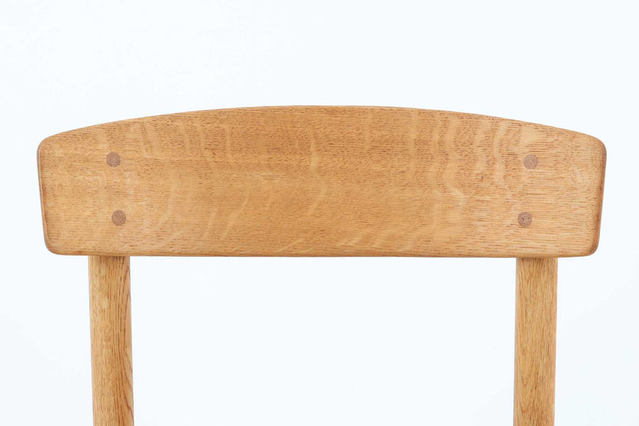 J39は1956年にデザインされ、そのシンプルで頑丈なデザインで広く知られ、「The People's Chair（人々の椅子）」としても呼ばれています。現在はFredericia社から販売されていますが、こちらは初期のFDB mobler社製のものです。経年変化により色味が変わったオーク材が魅力的です。ペーパーコードを剥がさないと見えませんが、製造年(1974年10月2日)が記載されたFDB社の刻印があります。