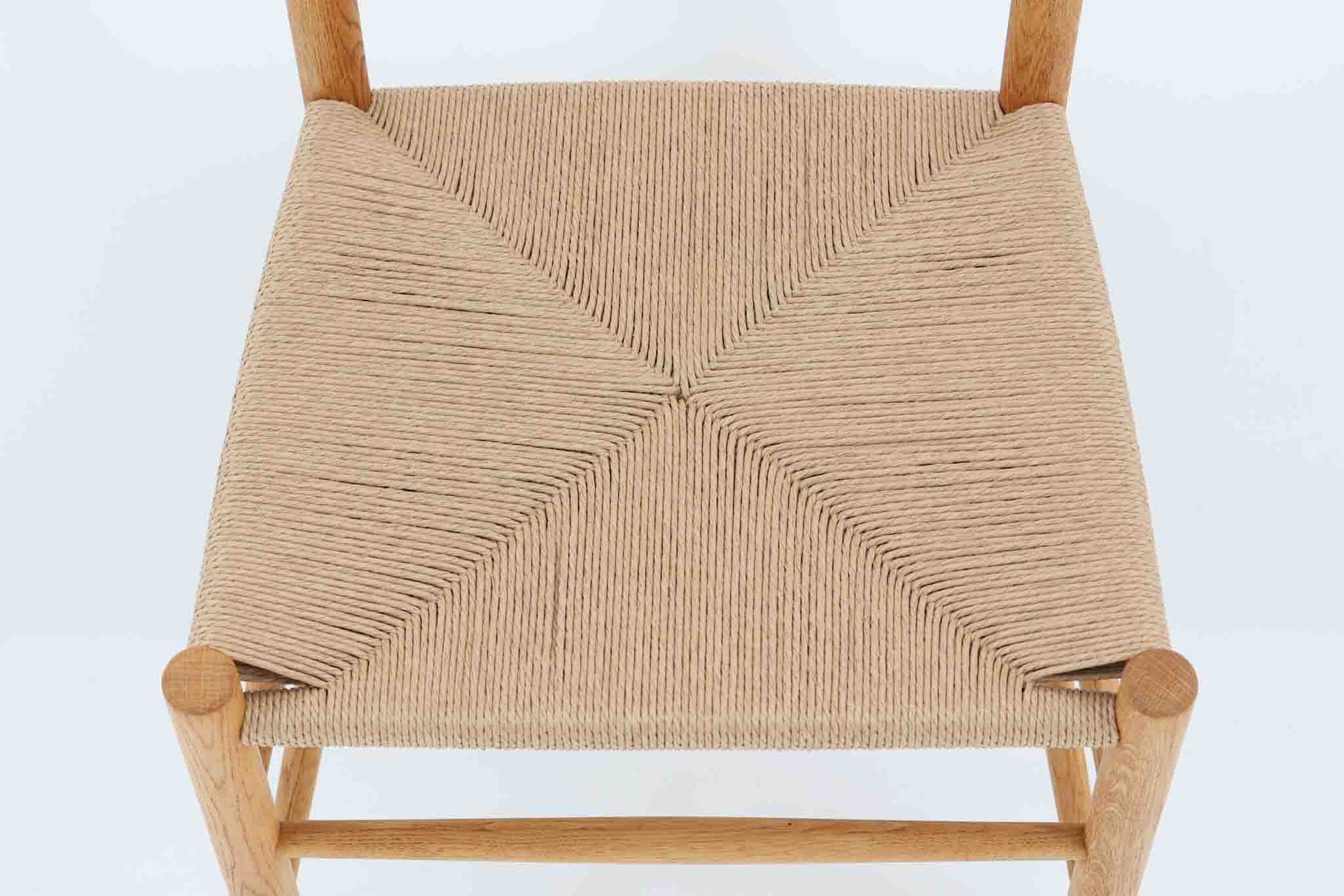 J39は1956年にデザインされ、そのシンプルで頑丈なデザインで広く知られ、「The People's Chair（人々の椅子）」としても呼ばれています。現在はFredericia社から販売されていますが、こちらは初期のFDB mobler社製のものです。経年変化により色味が変わったオーク材が魅力的です。ペーパーコードを剥がさないと見えませんが、製造年(1974年10月2日)が記載されたFDB社の刻印があります。