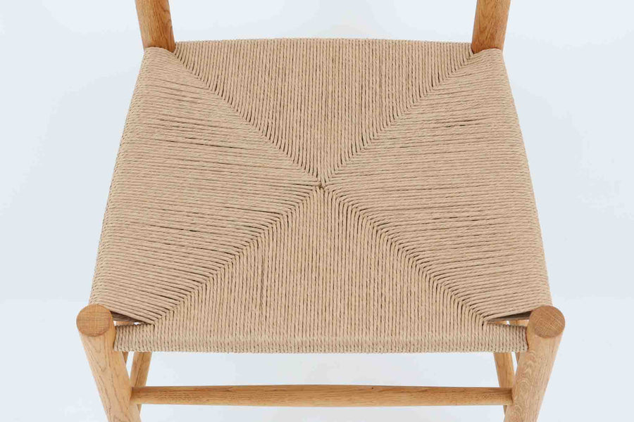 J39は1956年にデザインされ、そのシンプルで頑丈なデザインで広く知られ、「The People's Chair（人々の椅子）」としても呼ばれています。現在はFredericia社から販売されていますが、こちらは初期のFDB mobler社製のものです。経年変化により色味が変わったオーク材が魅力的です。ペーパーコードを剥がさないと見えませんが、製造年(1974年10月2日)が記載されたFDB社の刻印があります。