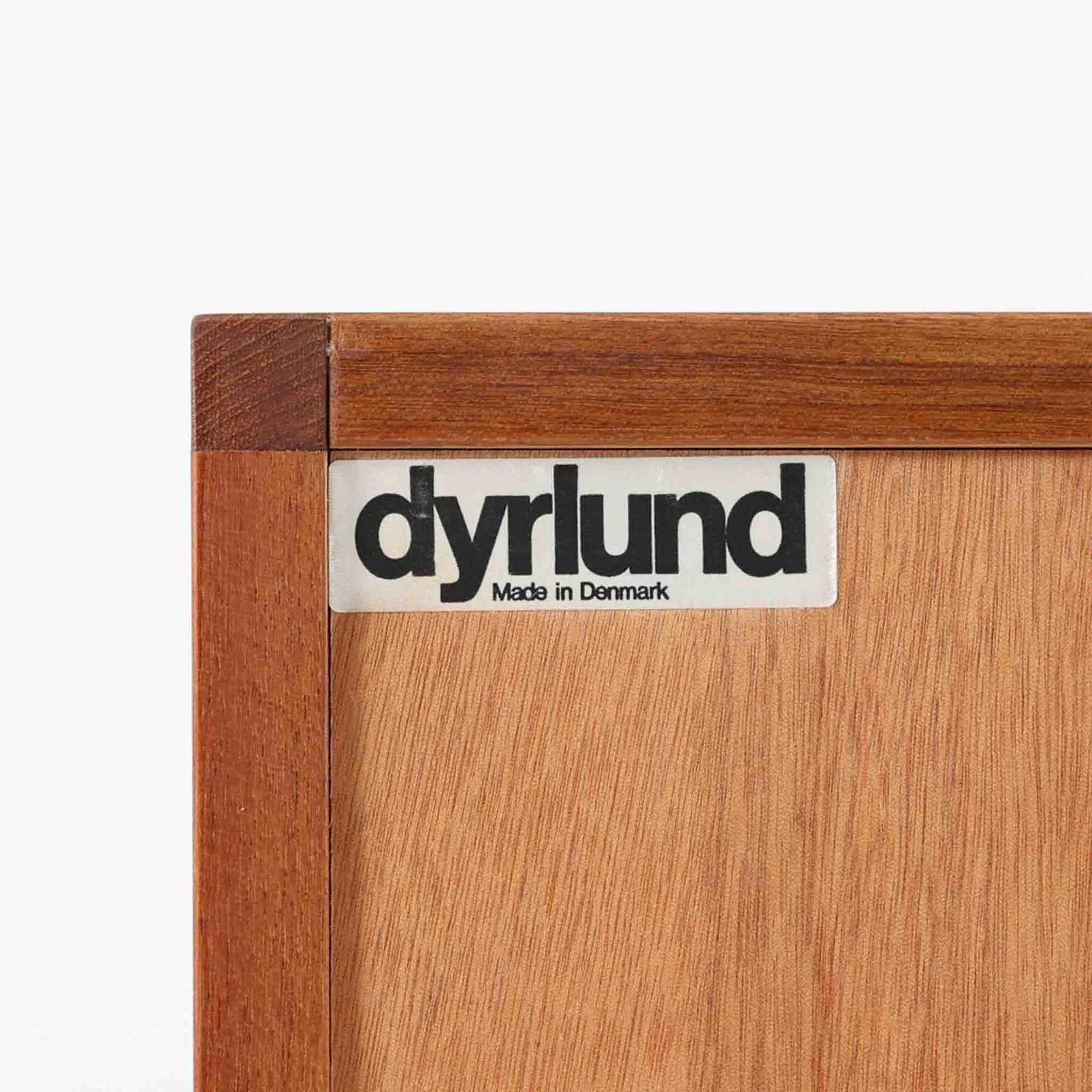 Dyrlund社製の蛇腹キャビネットは、美しいチーク材の木目と高度なクラフトマンシップが融合した北欧ビンテージ家具です。丸みを帯びたエッジや丁寧に加工された一体感のあるフレームが、柔らかな印象と上質さを漂わせます。最大の特徴である蛇腹式の扉は、細やかに組まれたチーク材のスラットがスムーズに開閉し、収納時にもデザイン性を損ないません。内部には実用的な棚が備わり、書類や小物類の整理に最適です。幅67cmとコンパクトながら、空間に豊かな存在感をもたらす一台です。使い込むほどに深まる色艶が、北欧ビンテージ家具ならではの魅力を際立たせています。