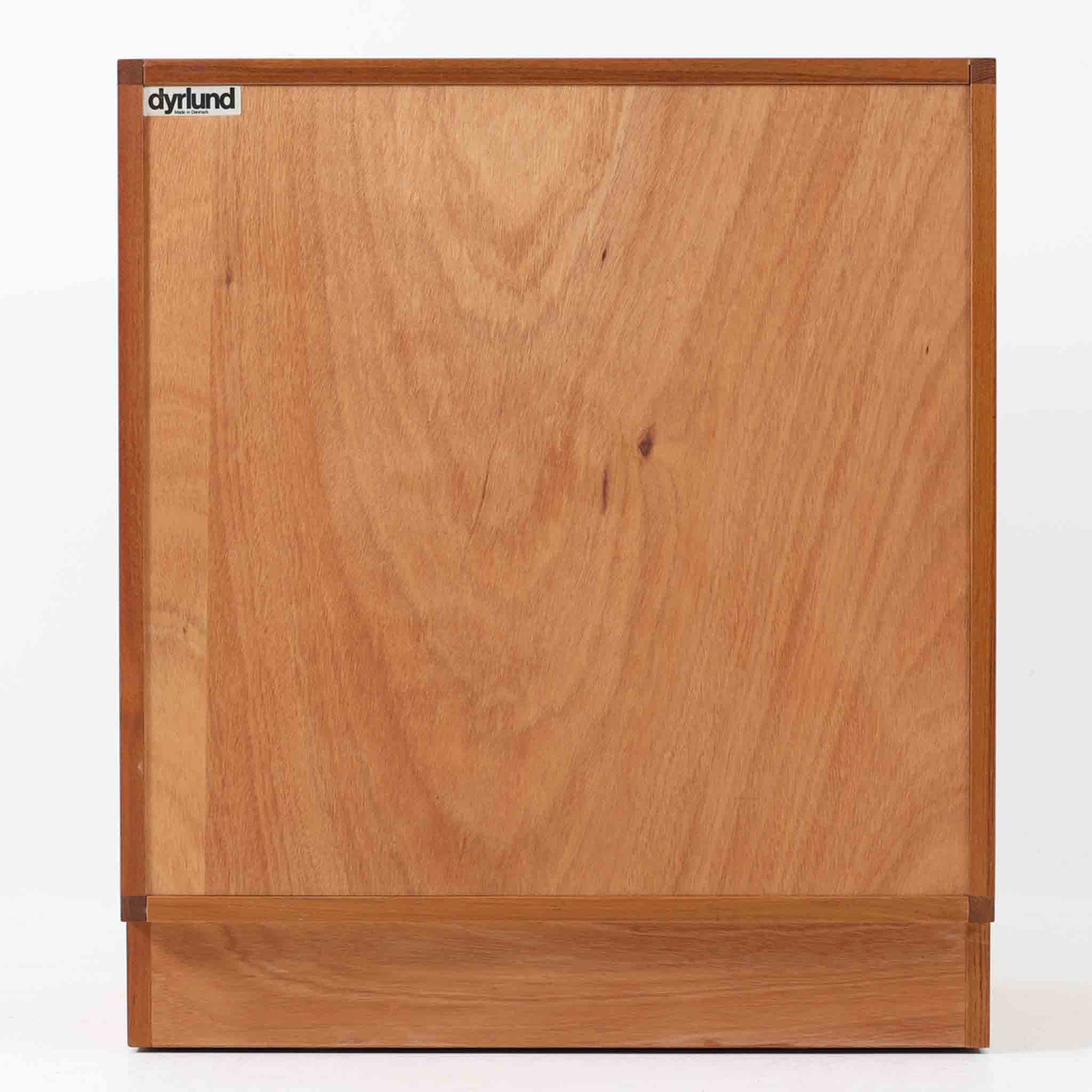 Dyrlund社製の蛇腹キャビネットは、美しいチーク材の木目と高度なクラフトマンシップが融合した北欧ビンテージ家具です。丸みを帯びたエッジや丁寧に加工された一体感のあるフレームが、柔らかな印象と上質さを漂わせます。最大の特徴である蛇腹式の扉は、細やかに組まれたチーク材のスラットがスムーズに開閉し、収納時にもデザイン性を損ないません。内部には実用的な棚が備わり、書類や小物類の整理に最適です。幅67cmとコンパクトながら、空間に豊かな存在感をもたらす一台です。使い込むほどに深まる色艶が、北欧ビンテージ家具ならではの魅力を際立たせています。