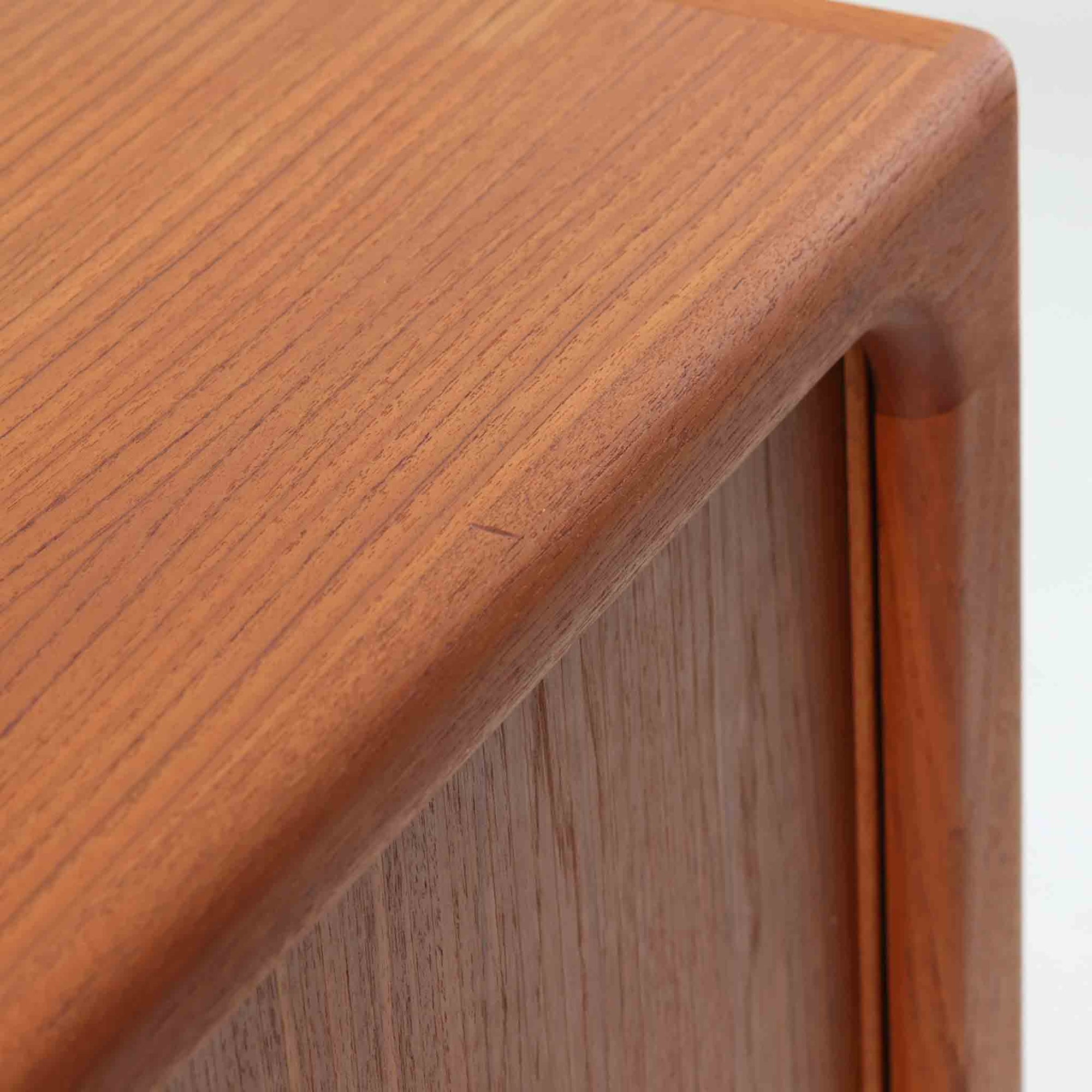 Dyrlund社製の蛇腹キャビネットは、美しいチーク材の木目と高度なクラフトマンシップが融合した北欧ビンテージ家具です。丸みを帯びたエッジや丁寧に加工された一体感のあるフレームが、柔らかな印象と上質さを漂わせます。最大の特徴である蛇腹式の扉は、細やかに組まれたチーク材のスラットがスムーズに開閉し、収納時にもデザイン性を損ないません。内部には実用的な棚が備わり、書類や小物類の整理に最適です。幅67cmとコンパクトながら、空間に豊かな存在感をもたらす一台です。使い込むほどに深まる色艶が、北欧ビンテージ家具ならではの魅力を際立たせています。