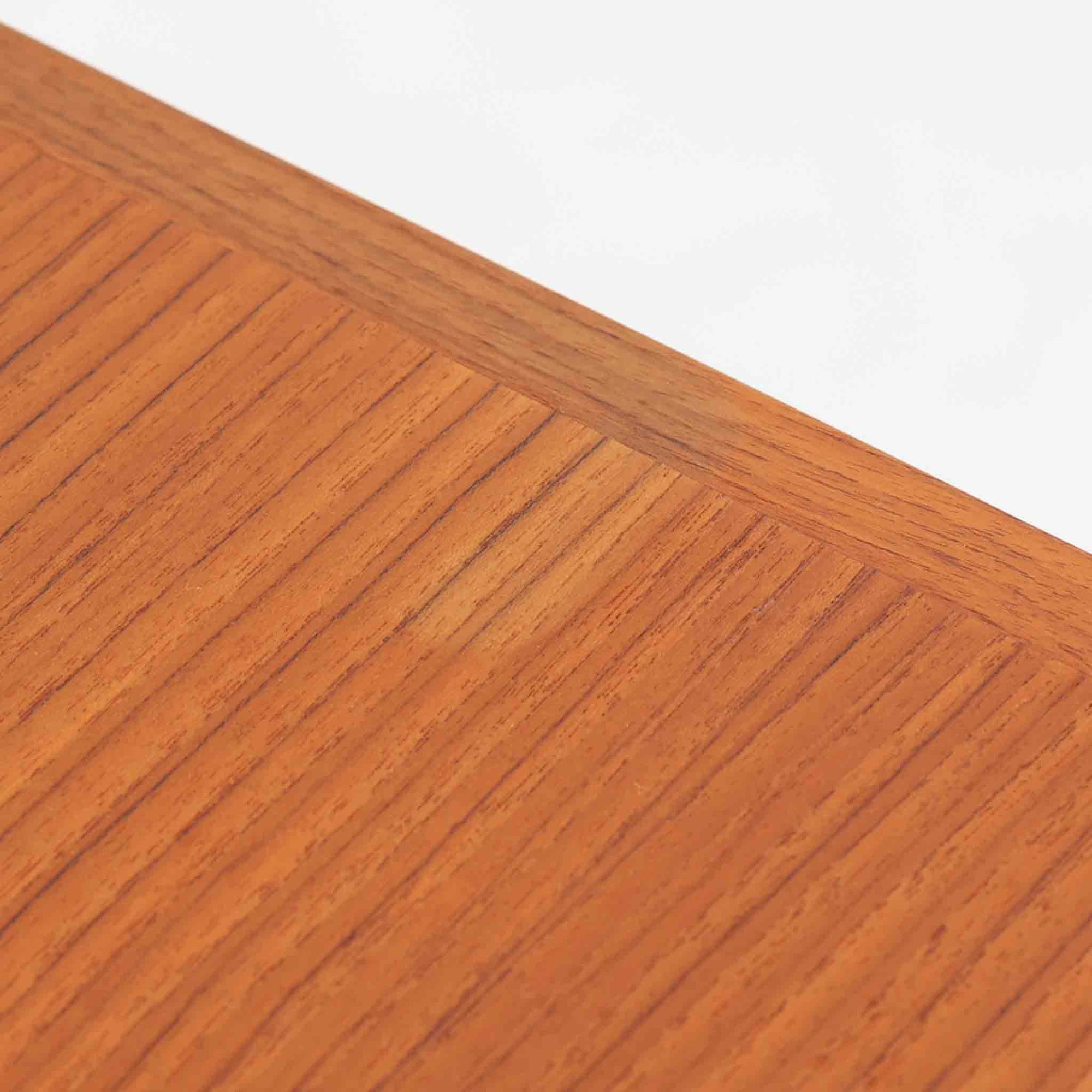 Dyrlund社製の蛇腹キャビネットは、美しいチーク材の木目と高度なクラフトマンシップが融合した北欧ビンテージ家具です。丸みを帯びたエッジや丁寧に加工された一体感のあるフレームが、柔らかな印象と上質さを漂わせます。最大の特徴である蛇腹式の扉は、細やかに組まれたチーク材のスラットがスムーズに開閉し、収納時にもデザイン性を損ないません。内部には実用的な棚が備わり、書類や小物類の整理に最適です。幅67cmとコンパクトながら、空間に豊かな存在感をもたらす一台です。使い込むほどに深まる色艶が、北欧ビンテージ家具ならではの魅力を際立たせています。