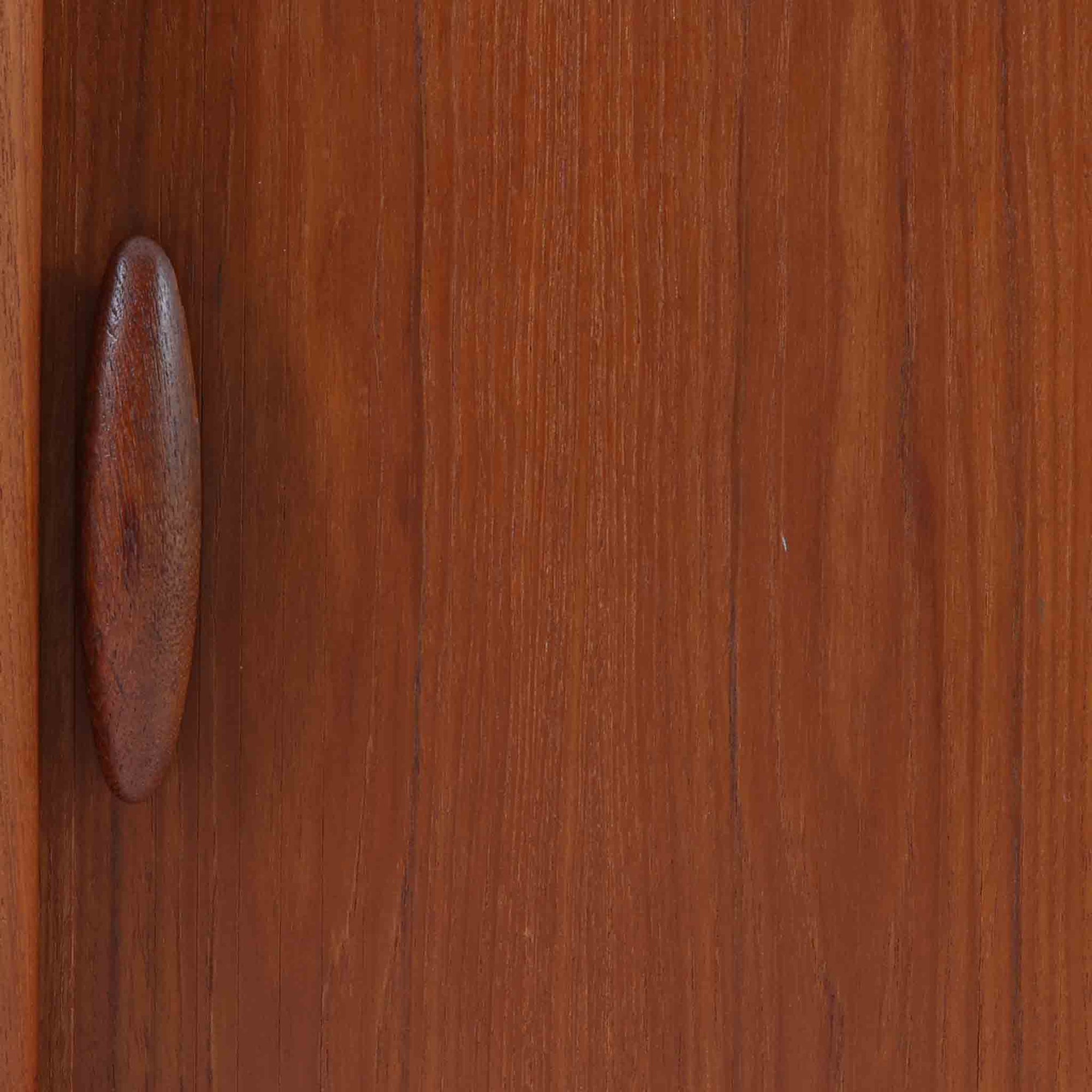 Dyrlund社製の蛇腹キャビネットは、美しいチーク材の木目と高度なクラフトマンシップが融合した北欧ビンテージ家具です。丸みを帯びたエッジや丁寧に加工された一体感のあるフレームが、柔らかな印象と上質さを漂わせます。最大の特徴である蛇腹式の扉は、細やかに組まれたチーク材のスラットがスムーズに開閉し、収納時にもデザイン性を損ないません。内部には実用的な棚が備わり、書類や小物類の整理に最適です。幅67cmとコンパクトながら、空間に豊かな存在感をもたらす一台です。使い込むほどに深まる色艶が、北欧ビンテージ家具ならではの魅力を際立たせています。