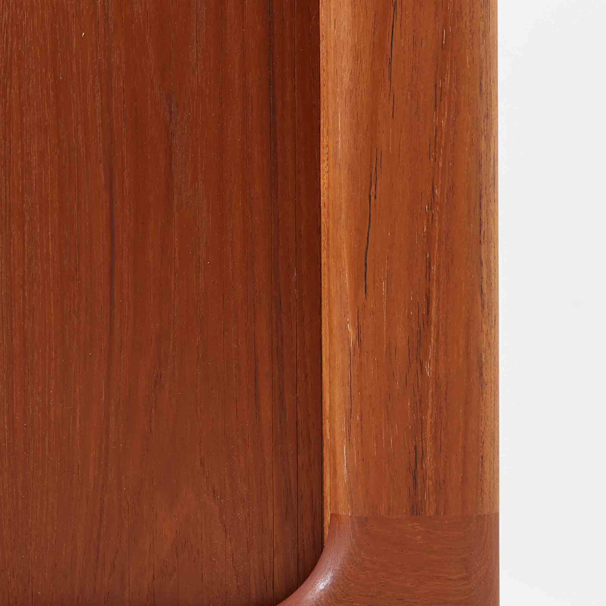 Dyrlund社製の蛇腹キャビネットは、美しいチーク材の木目と高度なクラフトマンシップが融合した北欧ビンテージ家具です。丸みを帯びたエッジや丁寧に加工された一体感のあるフレームが、柔らかな印象と上質さを漂わせます。最大の特徴である蛇腹式の扉は、細やかに組まれたチーク材のスラットがスムーズに開閉し、収納時にもデザイン性を損ないません。内部には実用的な棚が備わり、書類や小物類の整理に最適です。幅67cmとコンパクトながら、空間に豊かな存在感をもたらす一台です。使い込むほどに深まる色艶が、北欧ビンテージ家具ならではの魅力を際立たせています。