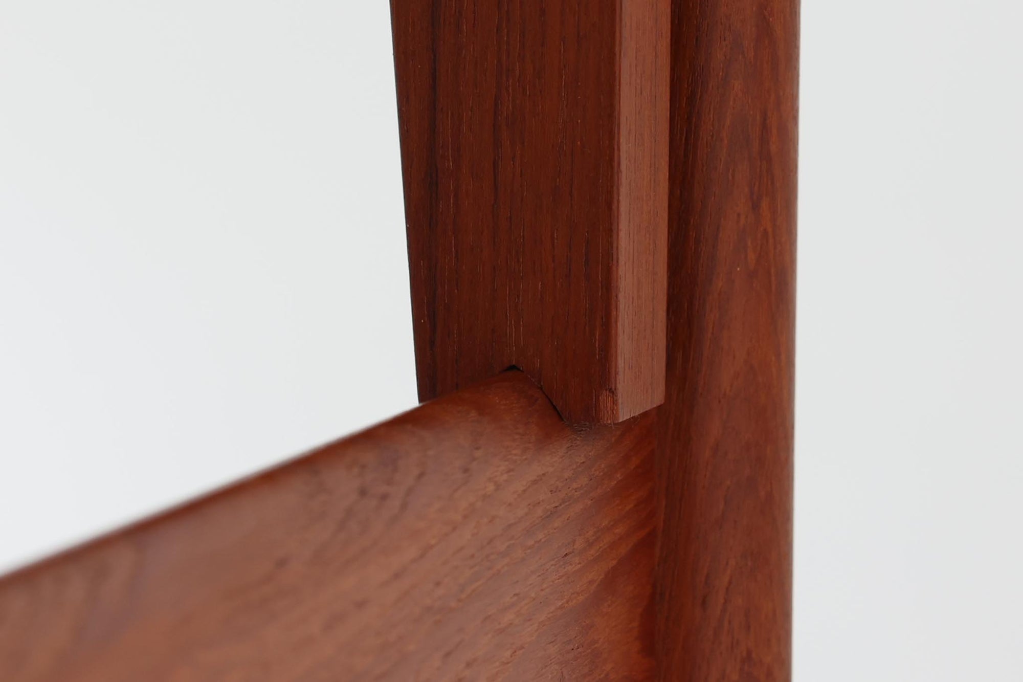 Kai Kristiansenデザインのエレベーターテーブルは、デンマークの名工Trioh moblerによって手作りされたシンプルで滑らかなデザインの逸品です。このテーブルは環境に応じて大きさを変えることができるため、デンマークではスタンダードアイテムとなっています。天板を片側だけ広げたり、高さを調整したりと、非常に機能的です。こちらは天板下に棚がある珍しいタイプです。1960年代にデザインされたものですが、丁寧にメンテナンスを行っているため長くお使いいただけます。