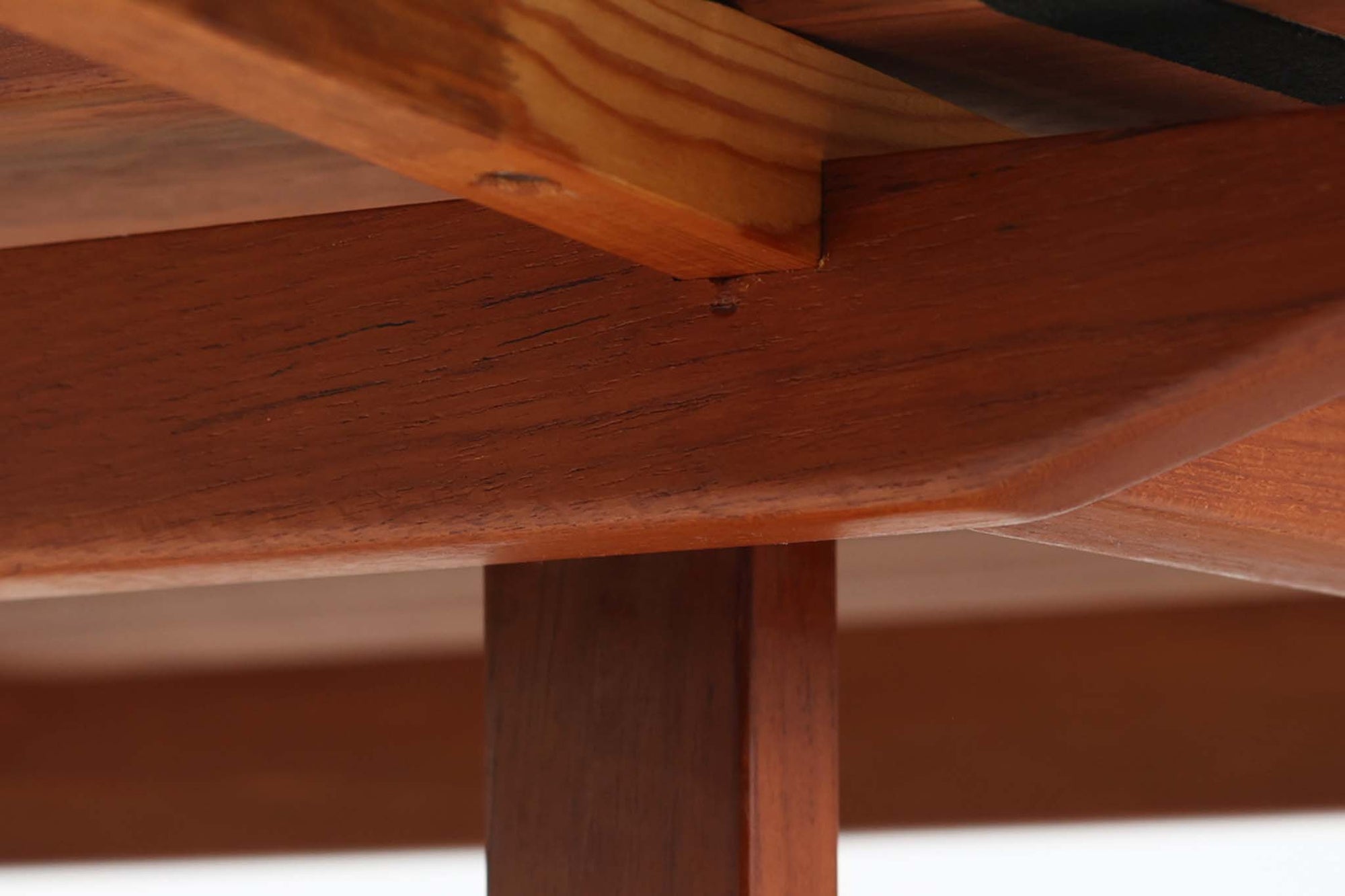 Kai Kristiansenデザインのエレベーターテーブルは、デンマークの名工Trioh moblerによって手作りされたシンプルで滑らかなデザインの逸品です。このテーブルは環境に応じて大きさを変えることができるため、デンマークではスタンダードアイテムとなっています。天板を片側だけ広げたり、高さを調整したりと、非常に機能的です。こちらは天板下に棚がある珍しいタイプです。1960年代にデザインされたものですが、丁寧にメンテナンスを行っているため長くお使いいただけます。