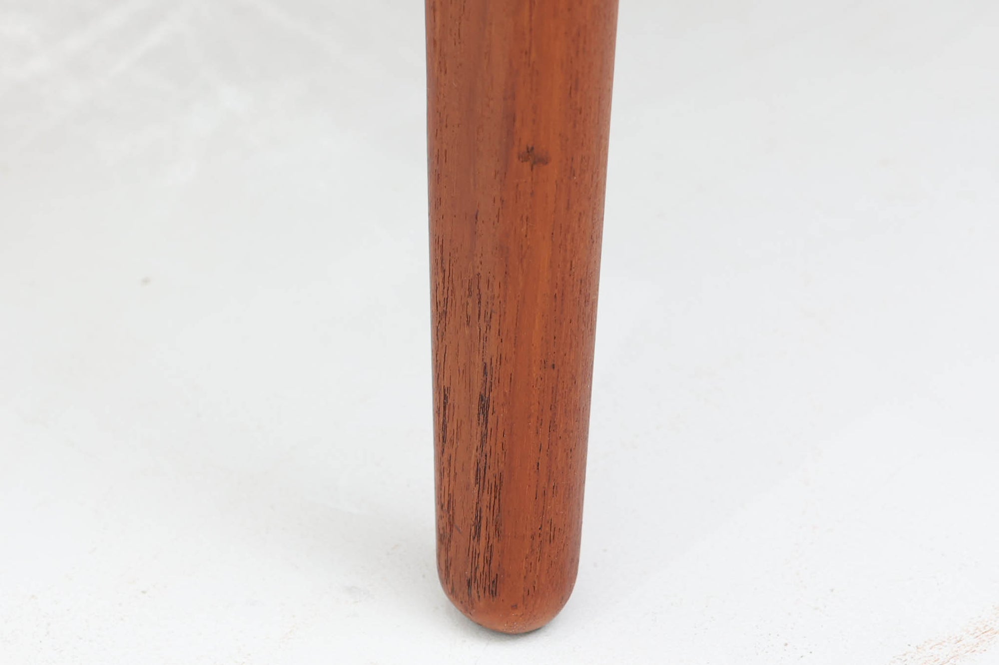 Kai Kristiansenデザインのエレベーターテーブルは、デンマークの名工Trioh moblerによって手作りされたシンプルで滑らかなデザインの逸品です。このテーブルは環境に応じて大きさを変えることができるため、デンマークではスタンダードアイテムとなっています。天板を片側だけ広げたり、高さを調整したりと、非常に機能的です。こちらは天板下に棚がある珍しいタイプです。1960年代にデザインされたものですが、丁寧にメンテナンスを行っているため長くお使いいただけます。