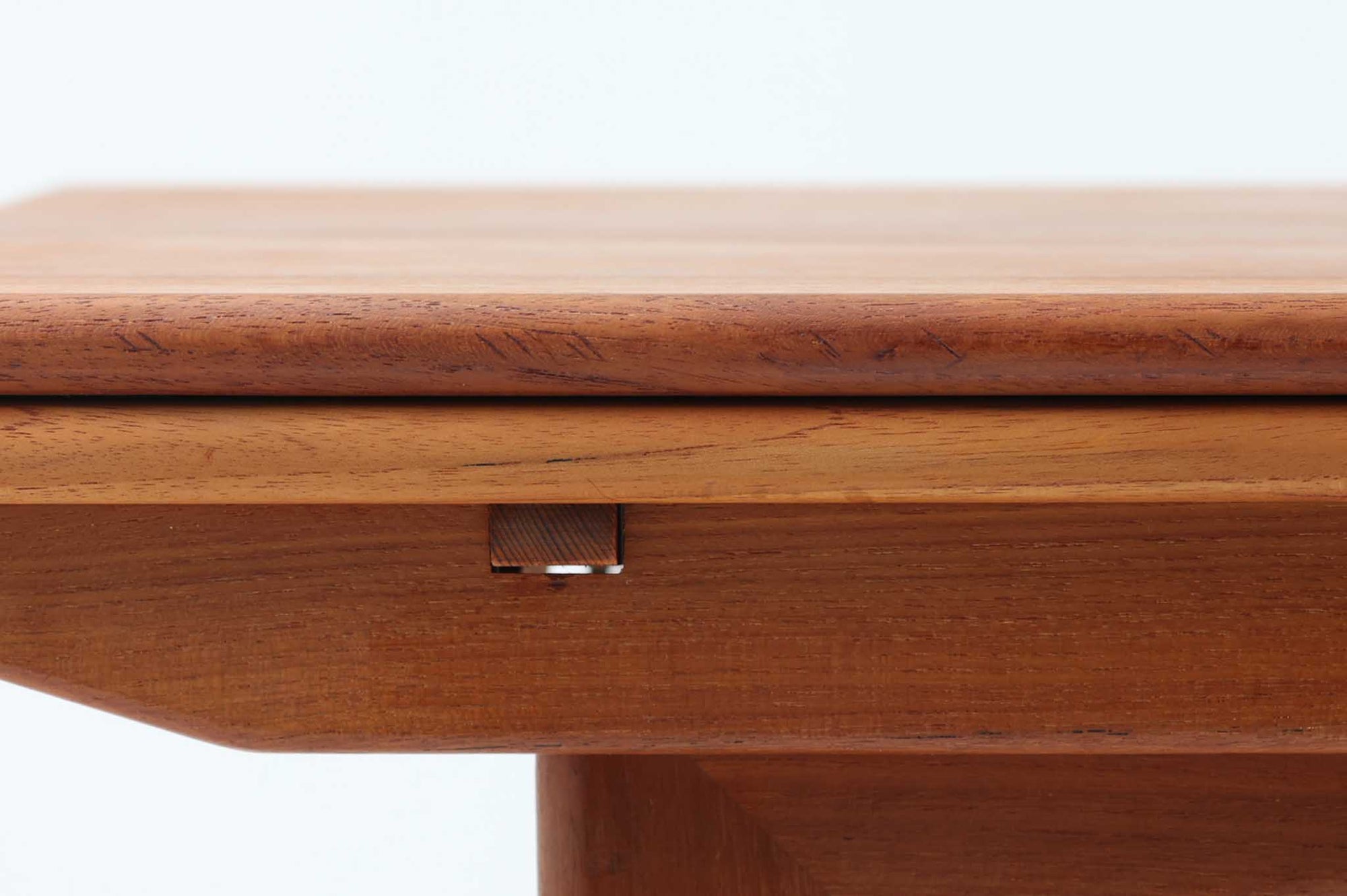 Kai Kristiansenデザインのエレベーターテーブルは、デンマークの名工Trioh moblerによって手作りされたシンプルで滑らかなデザインの逸品です。このテーブルは環境に応じて大きさを変えることができるため、デンマークではスタンダードアイテムとなっています。天板を片側だけ広げたり、高さを調整したりと、非常に機能的です。こちらは天板下に棚がある珍しいタイプです。1960年代にデザインされたものですが、丁寧にメンテナンスを行っているため長くお使いいただけます。