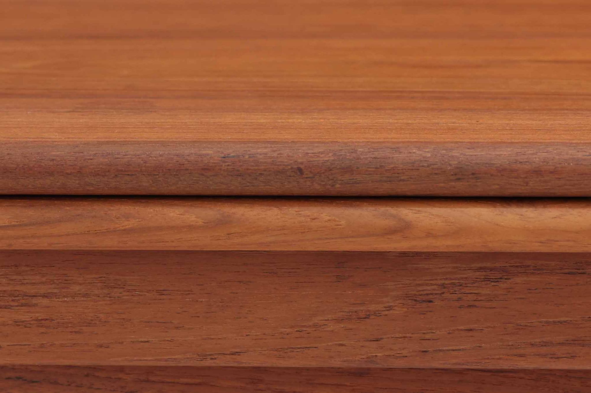 Kai Kristiansenデザインのエレベーターテーブルは、デンマークの名工Trioh moblerによって手作りされたシンプルで滑らかなデザインの逸品です。このテーブルは環境に応じて大きさを変えることができるため、デンマークではスタンダードアイテムとなっています。天板を片側だけ広げたり、高さを調整したりと、非常に機能的です。こちらは天板下に棚がある珍しいタイプです。1960年代にデザインされたものですが、丁寧にメンテナンスを行っているため長くお使いいただけます。