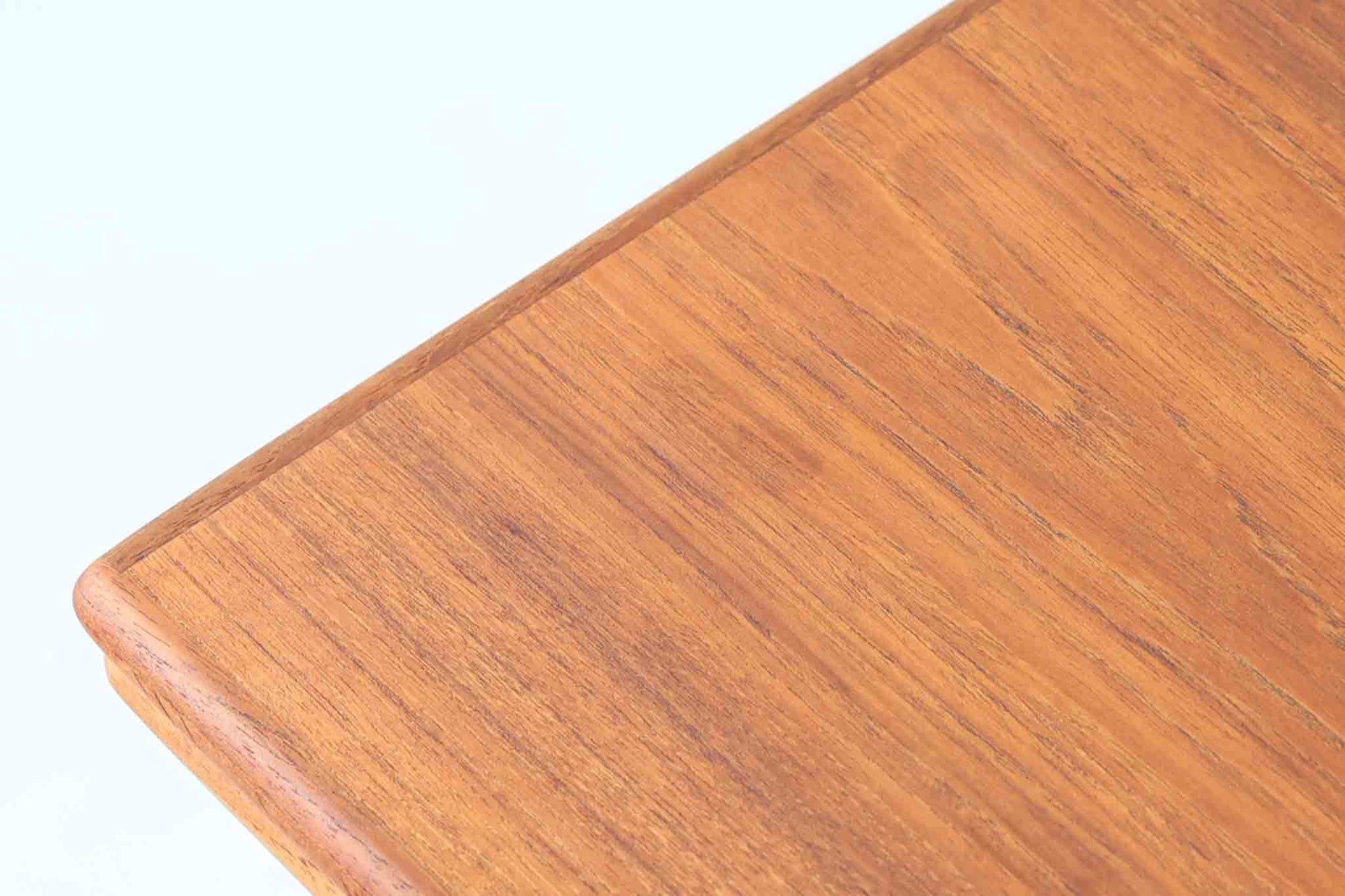 Kai Kristiansenデザインのエレベーターテーブルは、デンマークの名工Trioh moblerによって手作りされたシンプルで滑らかなデザインの逸品です。このテーブルは環境に応じて大きさを変えることができるため、デンマークではスタンダードアイテムとなっています。天板を片側だけ広げたり、高さを調整したりと、非常に機能的です。こちらは天板下に棚がある珍しいタイプです。1960年代にデザインされたものですが、丁寧にメンテナンスを行っているため長くお使いいただけます。