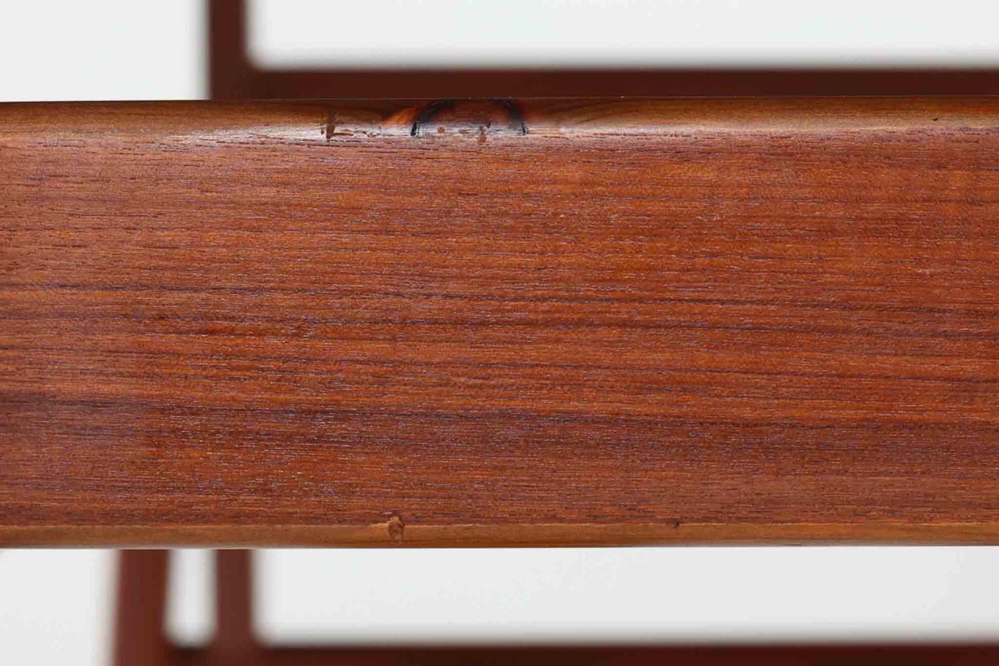 Kai Kristiansenデザインのエレベーターテーブルは、デンマークの名工Trioh moblerによって手作りされたシンプルで滑らかなデザインの逸品です。このテーブルは環境に応じて大きさを変えることができるため、デンマークではスタンダードアイテムとなっています。天板を片側だけ広げたり、高さを調整したりと、非常に機能的です。こちらは天板下に棚がある珍しいタイプです。1960年代にデザインされたものですが、丁寧にメンテナンスを行っているため長くお使いいただけます。