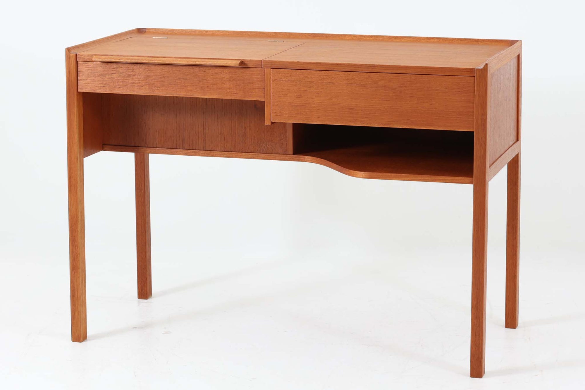 北欧より買い付けたドレッサーです。鏡を使わない場合はデスクとしてもご利用いただけます。上質なチーク材が使用されており、天板縁の出っ張りや背面の造り、脚の設計にも配慮し、使いやすさが追求された高品質な作品です。