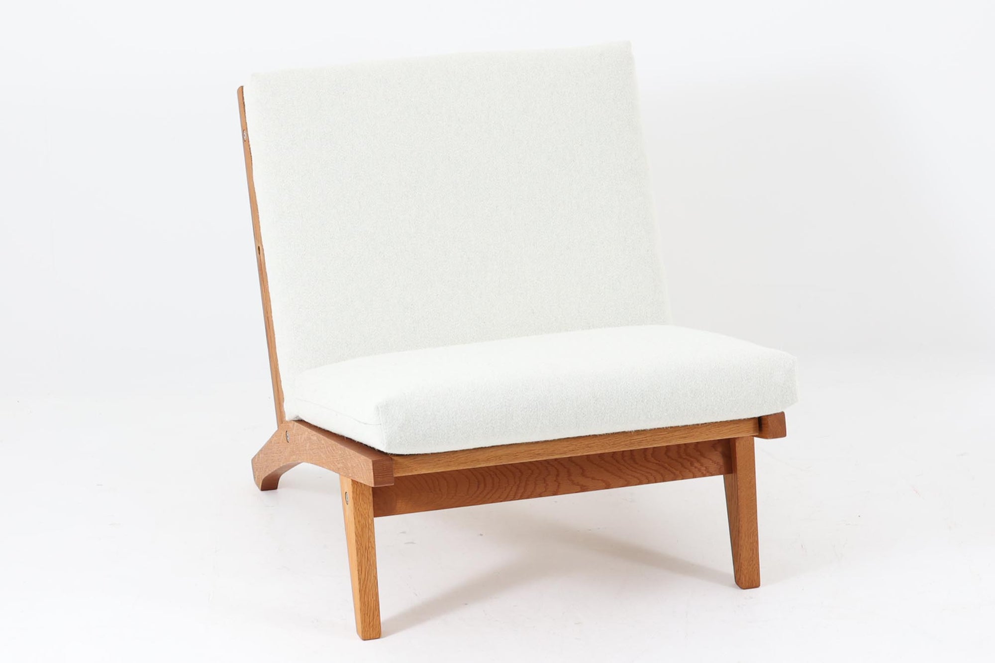 北欧より買い付けた「GE370」です。ウェグナーの作品の中でも、特筆すべきなのは、その柔軟性と機能性です。ソファを分解し、組み合わせることで、様々なレイアウトが可能です。例えば、別途アーム付きのGE370を購入すれば、それを連結して2人掛けソファとして使用することもできます。このソファも元々はアームを付けて使用されていたようで、そのため側面にアーム連結の色ヤケが見られます。本体には高品質なオーク材が使用されています。クッションはデンマーク製のデッドストック生地を使用して張替を行いました。デッドストック生地のため、若干の摩耗は見られますが綺麗な状態です。