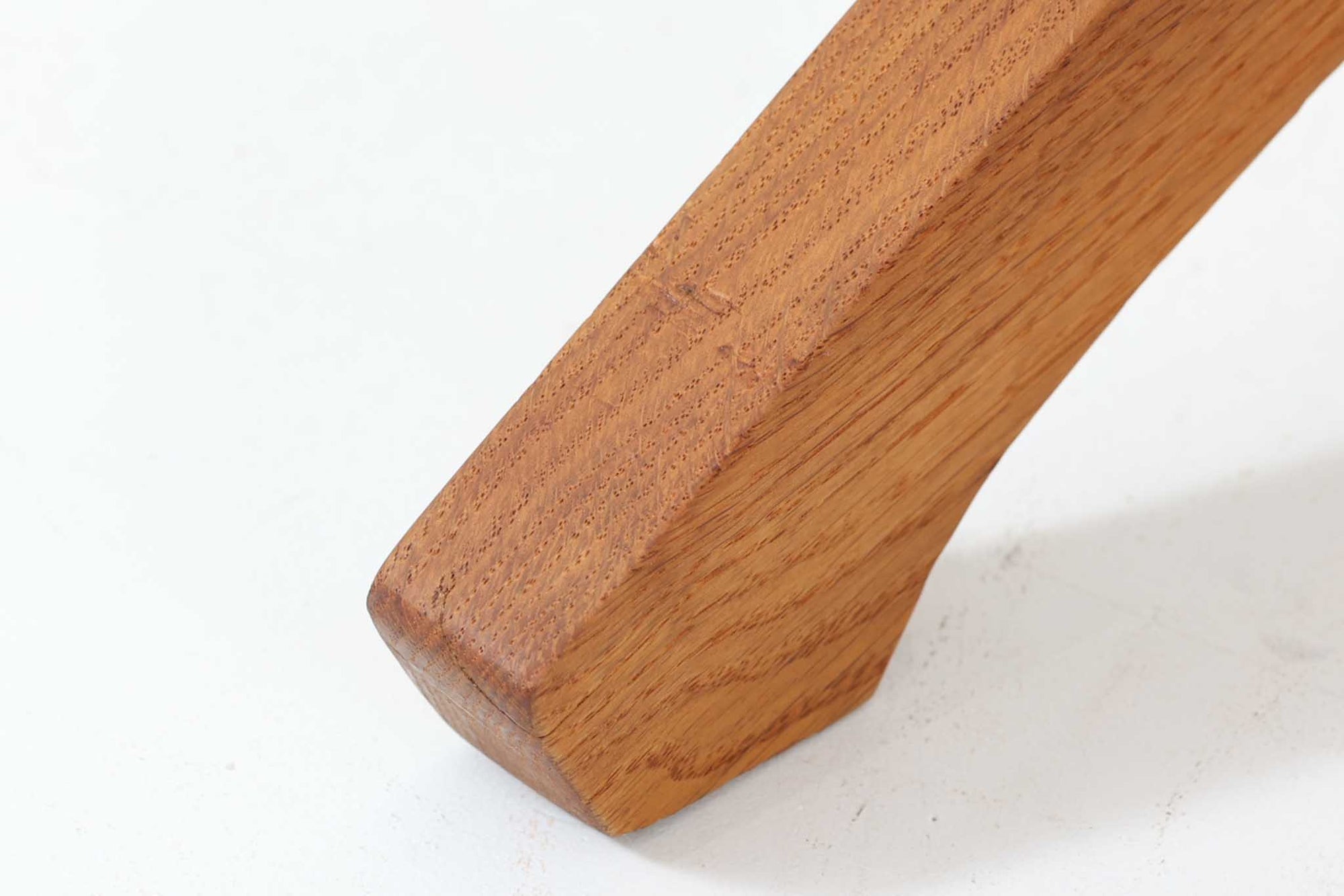 北欧より買い付けた「GE370」です。ウェグナーの作品の中でも、特筆すべきなのは、その柔軟性と機能性です。ソファを分解し、組み合わせることで、様々なレイアウトが可能です。例えば、別途アーム付きのGE370を購入すれば、それを連結して2人掛けソファとして使用することもできます。このソファも元々はアームを付けて使用されていたようで、そのため側面にアーム連結の色ヤケが見られます。本体には高品質なオーク材が使用されています。クッションはデンマーク製のデッドストック生地を使用して張替を行いました。デッドストック生地のため、若干の摩耗は見られますが綺麗な状態です。