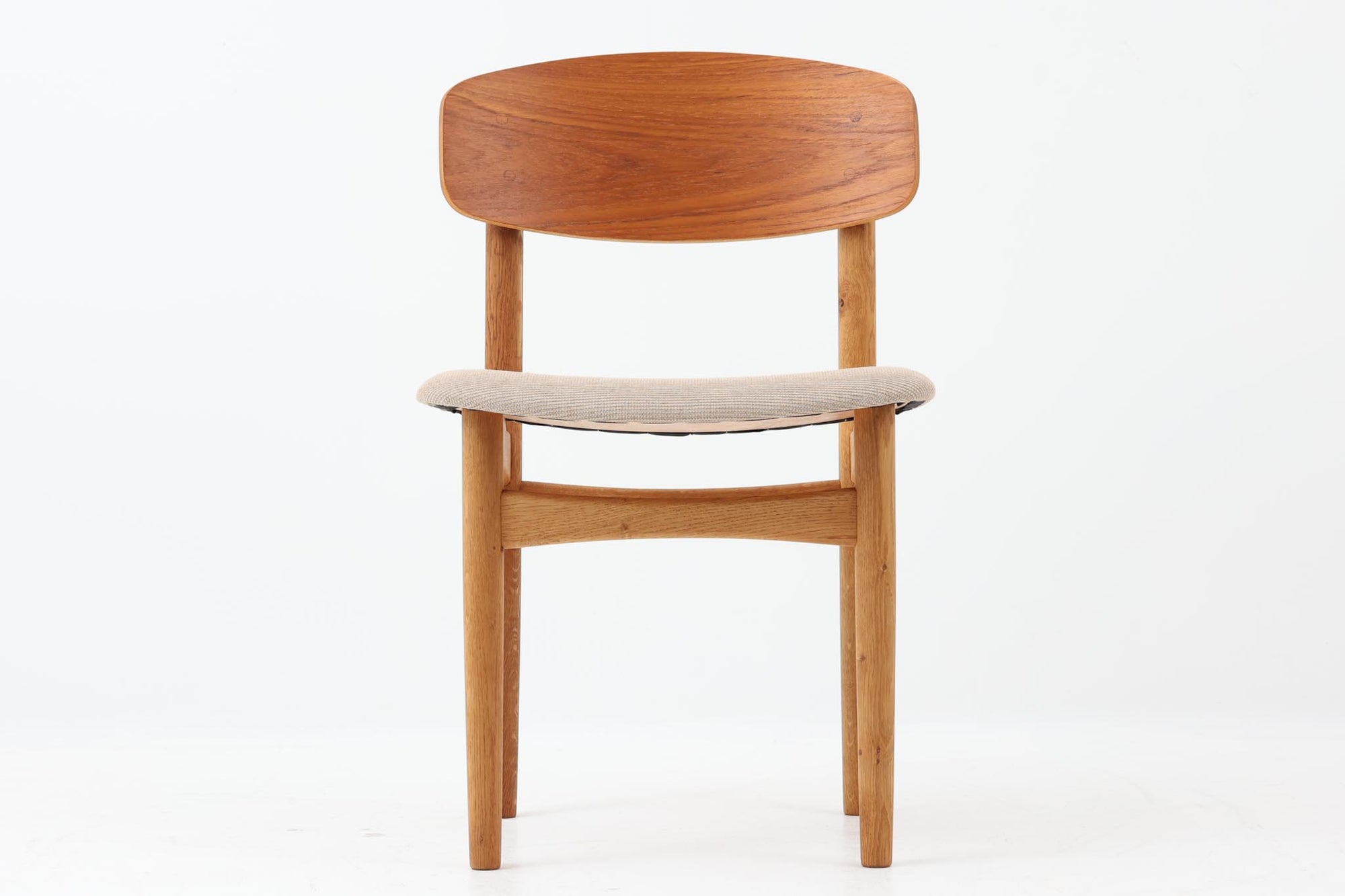 Borge mogensenによるモデル122チェアは、大きな背もたれが特徴的なデザインです。チーク材とオーク材の組み合わせが美しい作品です。