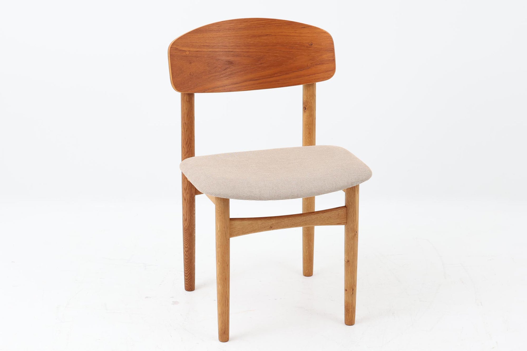 Borge mogensenによるモデル122チェアは、大きな背もたれが特徴的なデザインです。チーク材とオーク材の組み合わせが美しい作品です。