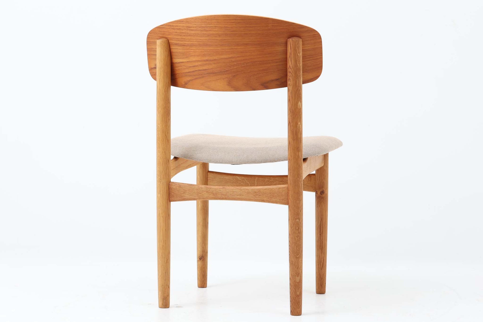 Borge mogensenによるモデル122チェアは、大きな背もたれが特徴的なデザインです。チーク材とオーク材の組み合わせが美しい作品です。