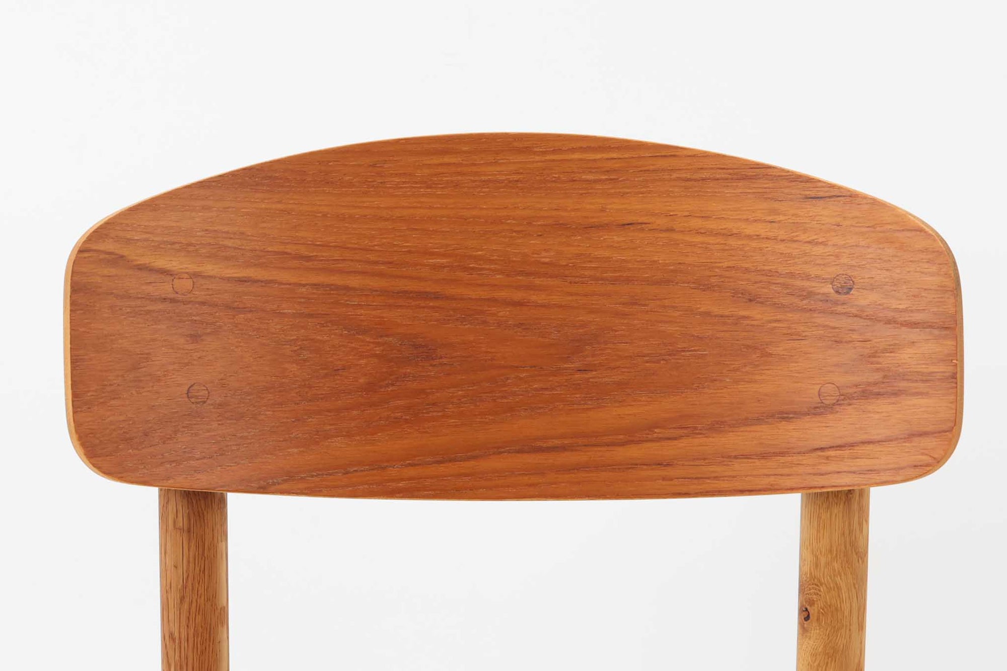 Borge mogensenによるモデル122チェアは、大きな背もたれが特徴的なデザインです。チーク材とオーク材の組み合わせが美しい作品です。