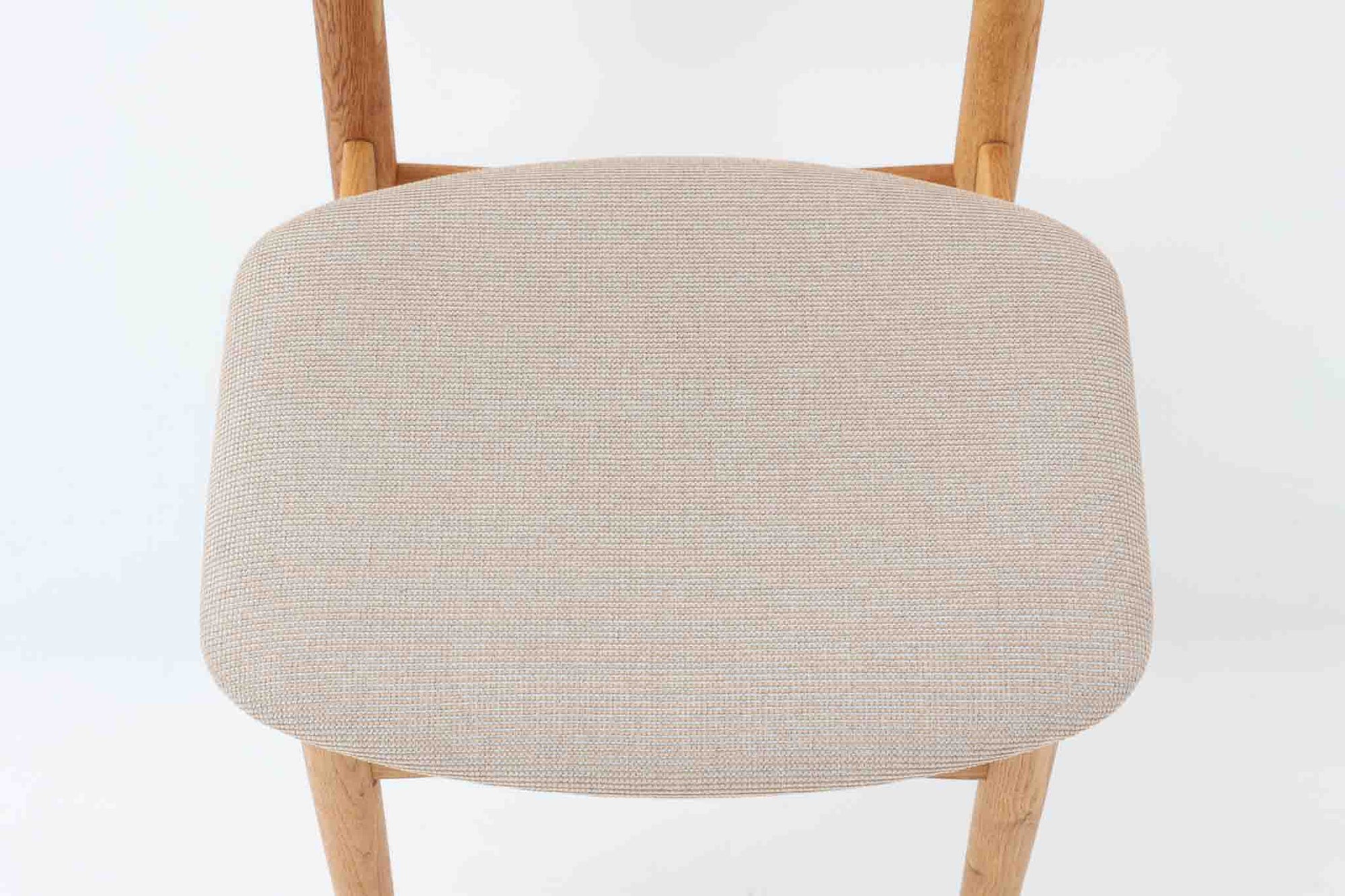 Borge mogensenによるモデル122チェアは、大きな背もたれが特徴的なデザインです。チーク材とオーク材の組み合わせが美しい作品です。