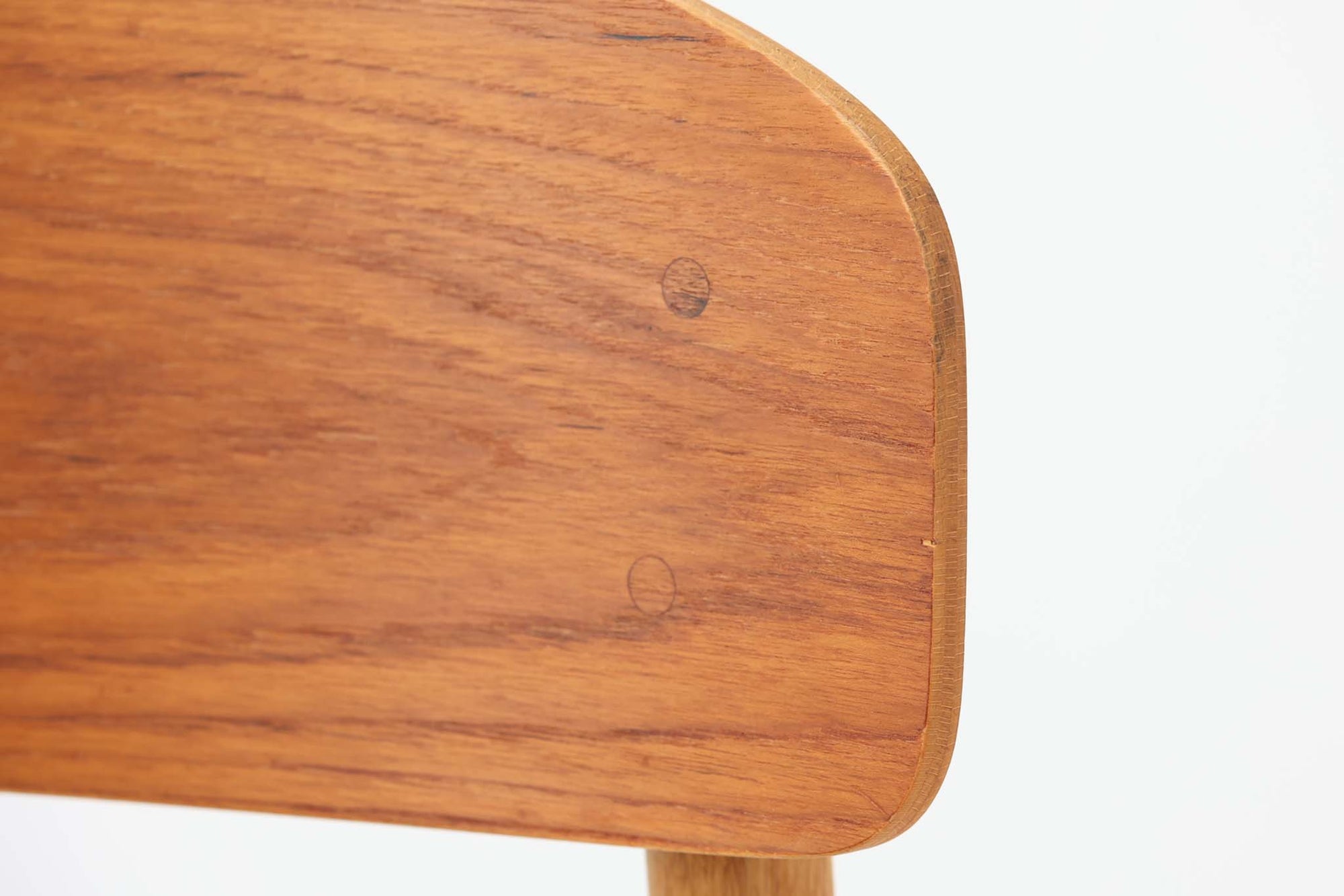 Borge mogensenによるモデル122チェアは、大きな背もたれが特徴的なデザインです。チーク材とオーク材の組み合わせが美しい作品です。