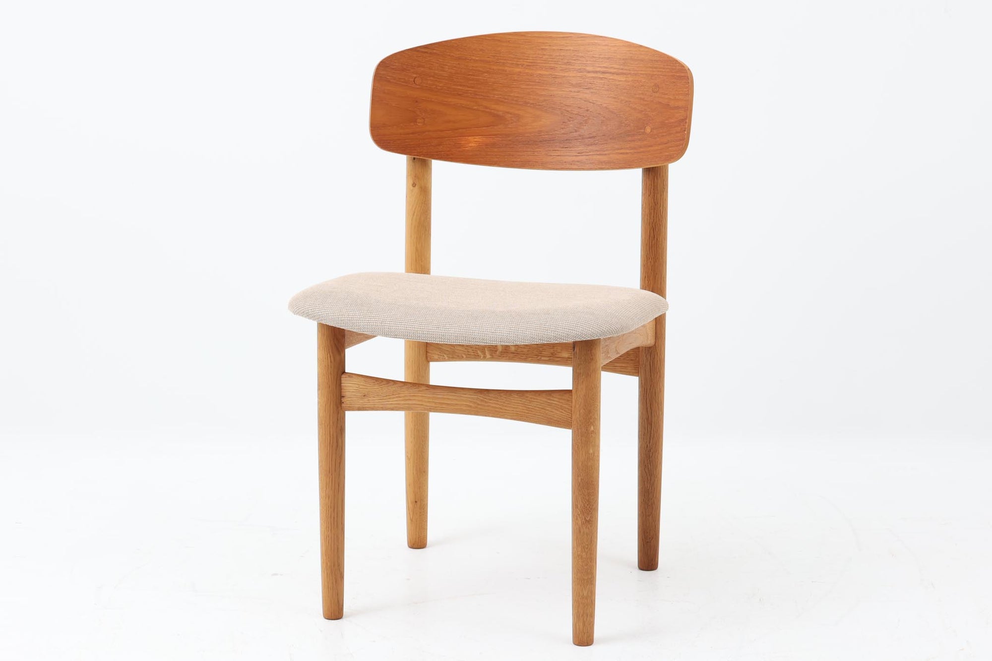 Borge mogensenによるモデル122チェアは、大きな背もたれが特徴的なデザインです。チーク材とオーク材の組み合わせが美しい作品です。